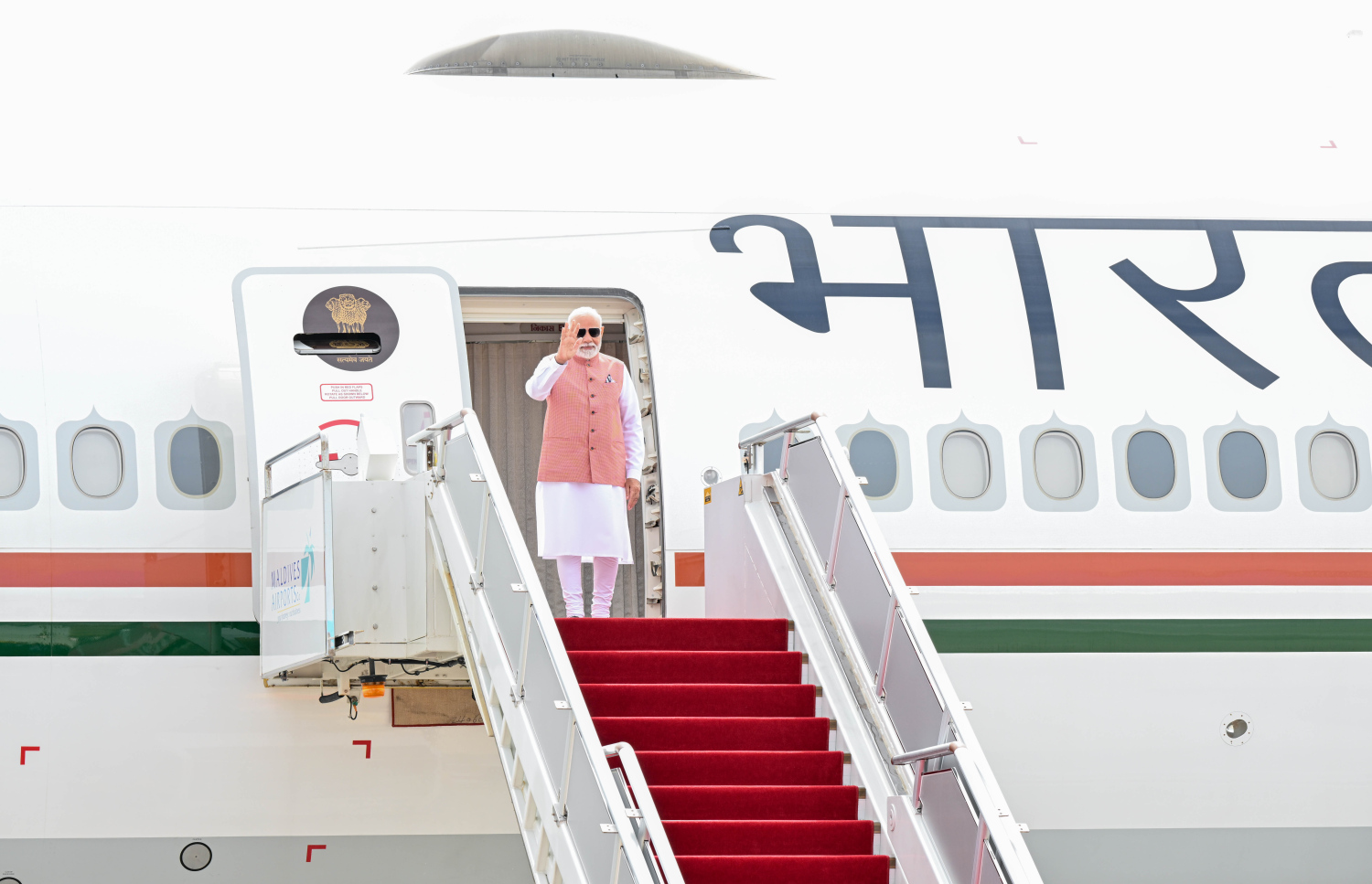 އިންޑިއާގެ ބޮޑުވަޒީރު ނަރެންދުރަ މޯދީ މިއަދު ހެނދުނު ރާއްޖެ ވަޑައިގެން މަތިންދާބޯޓުން ފައިބައިވަޑައިގަންނަވަނީ.---ފޮޓޯ: ރައީސް އޮފީސް