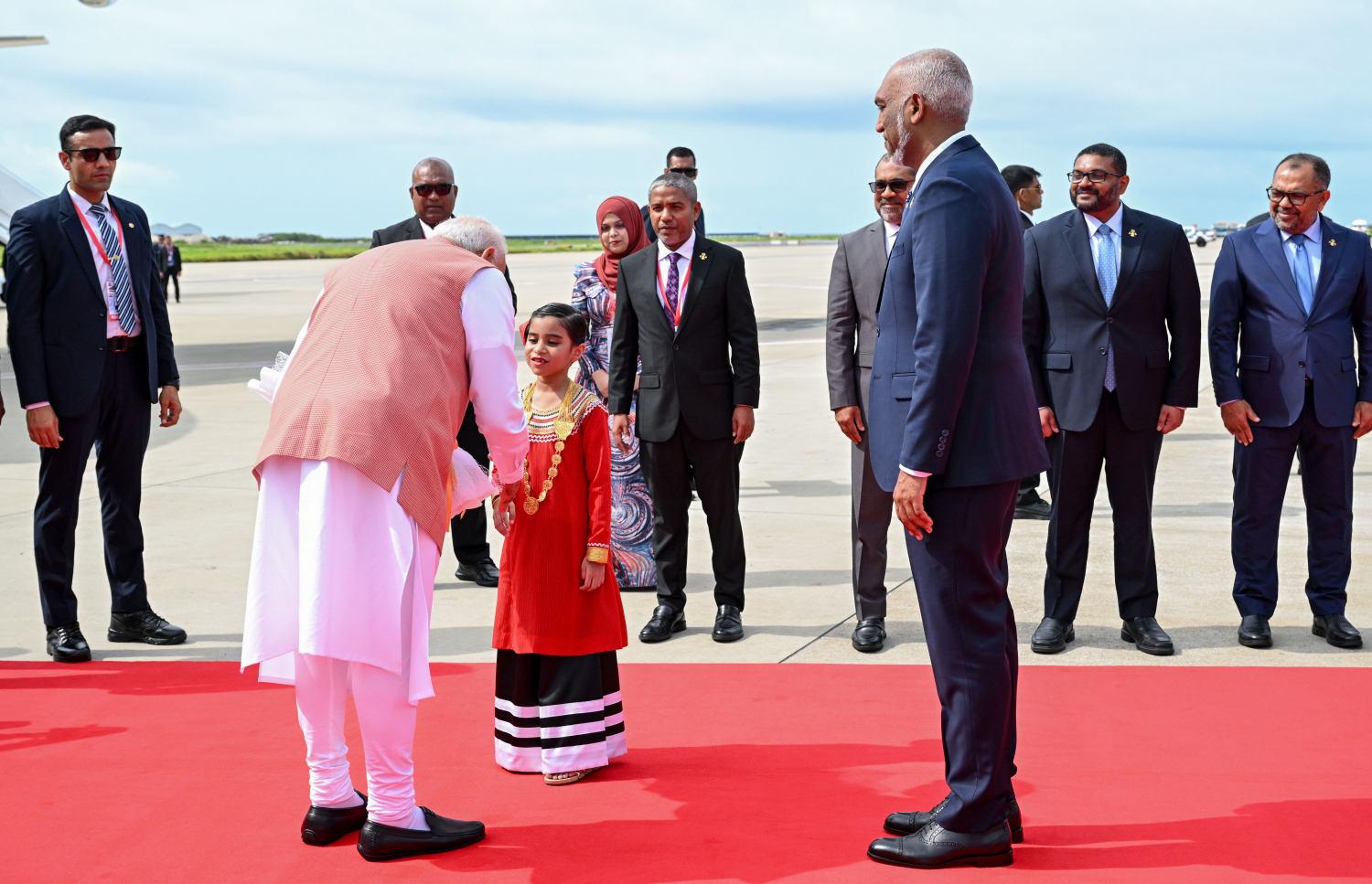 އިންޑިއާގެ ބޮޑުވަޒީރު މޯދީ މިއަދު ހެނދުނު ރާއްޖެ ވަޑައިގަތުމުން ވެލާނާ އިންޓަނޭޝަަނަލް އެއާޕޯޓުން އެ މަނިކުފާނަށް ކުޑަކުއްޖަކު މާބޮނޑިއެއް އެރުވުމުން އެ ކުއްޖާއާ ސަލާން ކުރައްވަނީ.---ފޮޓޯ: ރައީސް އޮފީސް