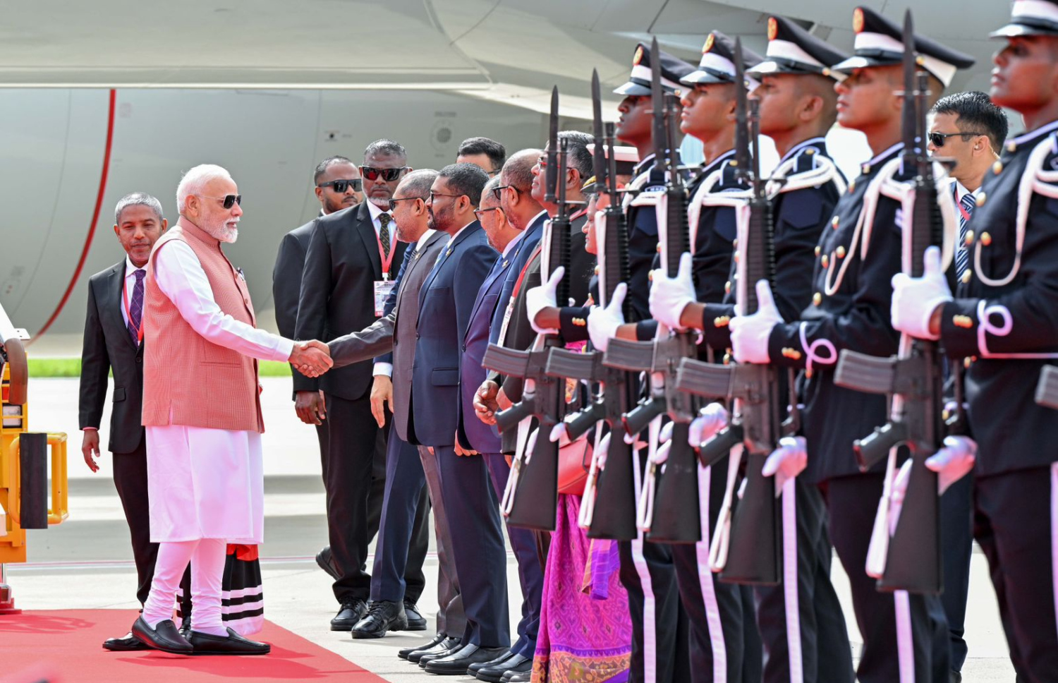 ރައީސް މުއިއްޒު މިއަދު ހެނދުނު ރާއްޖެ ވަޑައިގެން ވެލާނާ އިންޓަނޭޝަނަލް އެއާޕޯޓުގައި ފޮރިން މިނިސްޓަރު ހަލީލްއާ ސަލާން ކުރައްވަނީ.---ފޮޓޯ: ރައީސް އޮފީސް