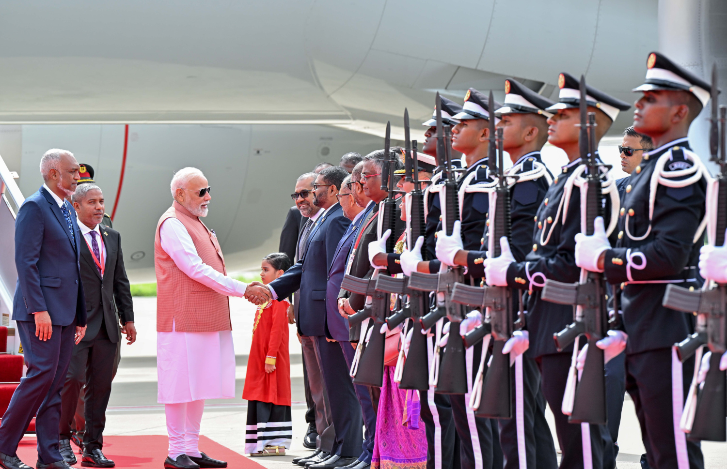 އިންޑިއާގެ ބޮޑުވަޒީރު މޯދީ ރާއްޖެ ވަޑައިގެން ވެލާނާ އިންޓަނޭޝަނަލް އެއާޕޯޓުގައި ރާއްޖޭގެ ބައެއް މިނިސްޓަރުންނާ ސަލާން ކުރައްވަނީ.---ފޮޓޯ: ރައީސް އޮފީސް