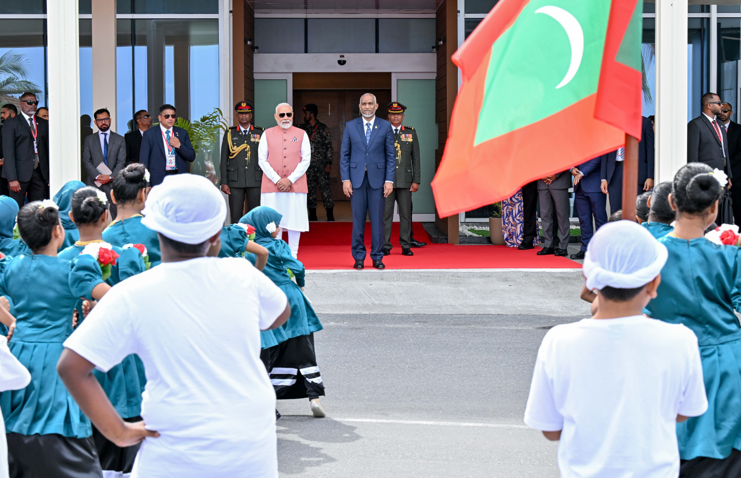 އިންޑިއާގެ ބޮޑުވަޒީރު މޯދީ ރާއްޖެ ވަޑައިގަތުމުން އެ މަނިކުފާނަށް މަރުހަބާ ދަންނަވަން ދިވެހި ސަގާފީ ހަރަކާތެއް ހުށަހަޅާއިރު މޯދީ އާއި ރައީސް މުއިއްޒު އެ ހަރަކާތް ބައްލަވައިލައްވަނީ.---ފޮޓޯ: ރައީސް އޮފީސް