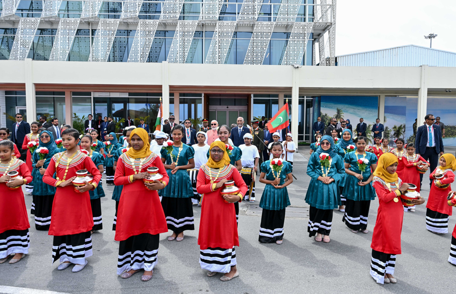 އިންޑިއާގެ ބޮޑުވަޒީރު މޯދީ ރާއްޖެ ވަޑައިގަތުމުން އެ މަނިކުފާނަށް މަރުހަބާ ދަންނަވަން ދިވެހި ސަގާފީ ހަރަކާތެއް ހުށަހަޅާއިރު މޯދީ އާއި ރައީސް މުއިއްޒު އެ ހަރަކާތް ބައްލަވައިލައްވަނީ.---ފޮޓޯ: ރައީސް އޮފީސް