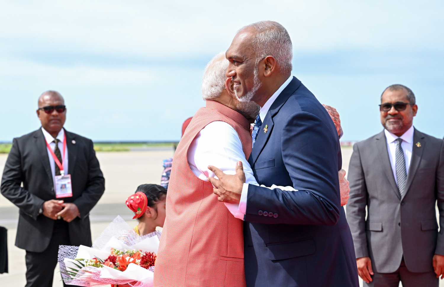 ރާއްޖޭގެ ރައީސް މުއިއްޒާއި އިންޑިއާގެ ބޮޑުވަޒީރު މޯދީ ވެލާނާ އިންޓަނޭޝަނަލް އެއާޕޯޓުގައި މިއަދު ބައްދާލައްވަނީ.