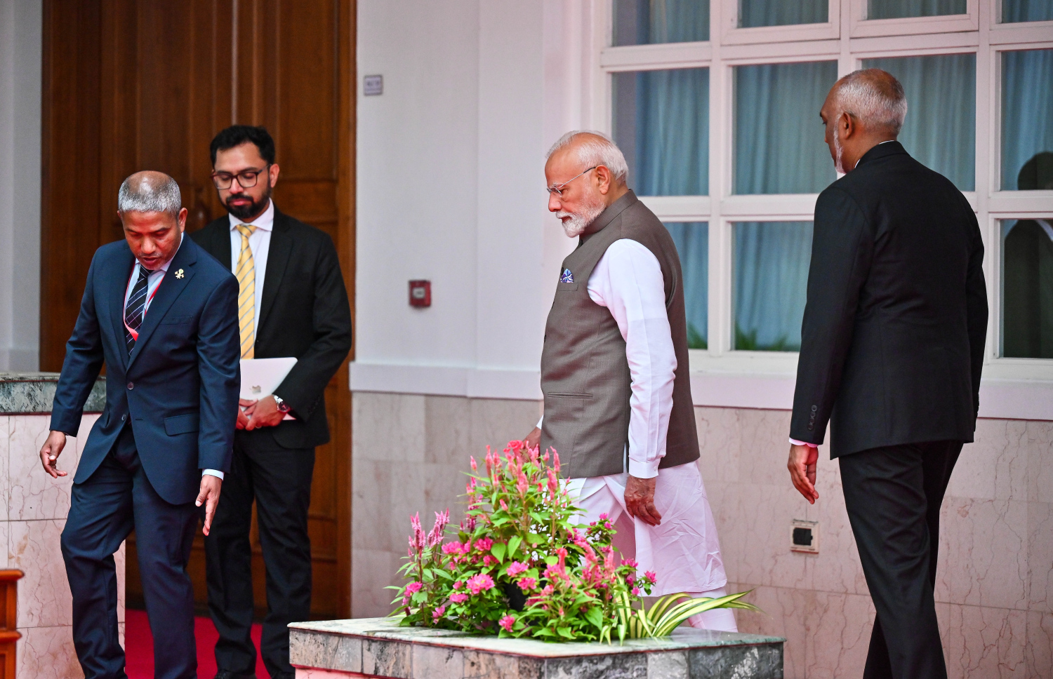 އިންޑިއާގެ ބޮޑުވަޒީރު ނަރެންދުރަ މޯދީ ރައީސް އޮފީހަށް ވަޑައިގެން މެހުމާނުންގެ ފޮތުގައި ސޮއިކުރައްވަން ވަޑައިގަންނަވާއިރު އަރިހުގައި ރައީސް މުއިއްޒު.--- ފޮޓޯ: ފަޔާޒު މޫސާ | މިހާރު