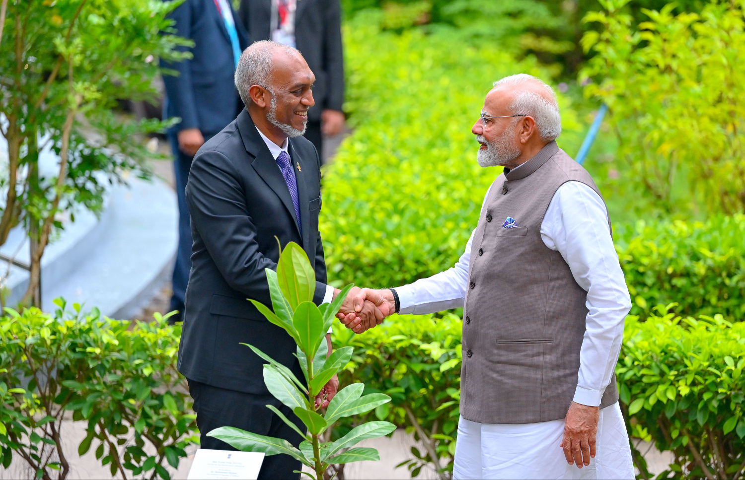 އިންޑިއާގެ ބޮޑު ވަޒީިރު ނަރެންދުރަ މޯދީ ރާއްޖެ އަށް މިހާރު ކުރައްވާ ފުރަމާނަ ދަތުރުފުޅުގައި ސަލްޓަން ޕާކްގައި ގަހެއް އިންދެވުމަށް ފަހު ރައީސް މުއިއްޒާ ސަލާން ކުރައްވަނީ.--- ފޮޓޯ: ނިޝާން އަލީ | މިހާރު