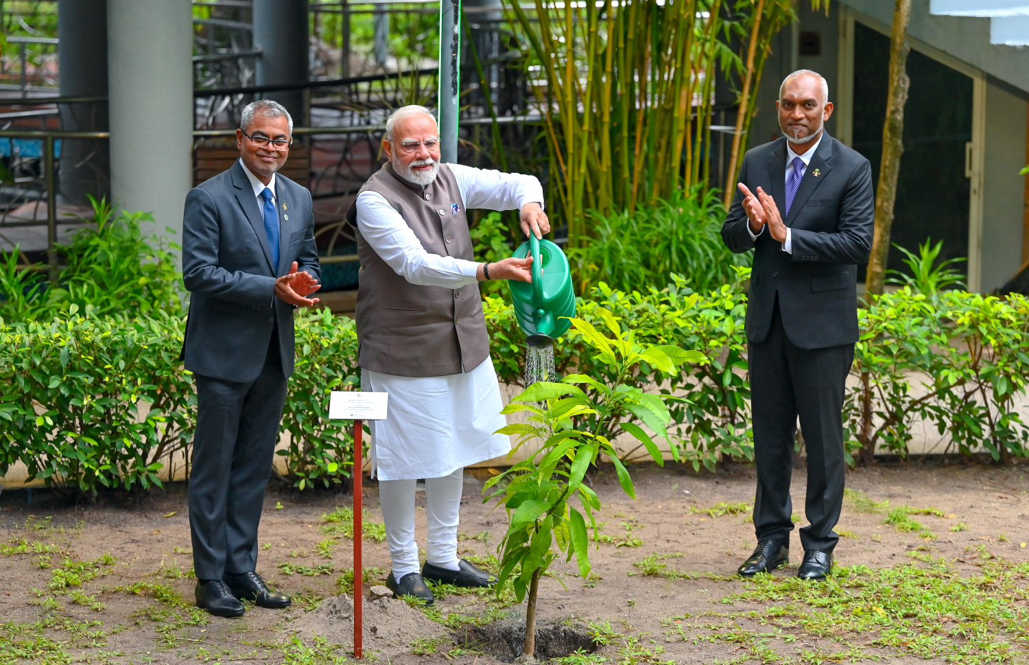 އިންޑިއާގެ ބޮޑު ވަޒީިރު ނަރެންދުރަ މޯދީ ރާއްޖެ އަށް މިހާރު ކުރައްވަމުން ގެންދަވާ ފުރަމާނަ ދަތުރުފުޅުގައި ސަލްޓަން ޕާކްގައި ގަސް އިންދެވުމަށް ފަހު އެ ގަހަށް ދެން ދެއްވާއިރު އަރިހުގައި ރައީސް މުއިއްޒާއި އެންވަޔަރުމެންޓް މިނިސްޓަރު ތޯރިގް.--- ފޮޓޯ: ނިޝާން އަލީ | މިހާރު