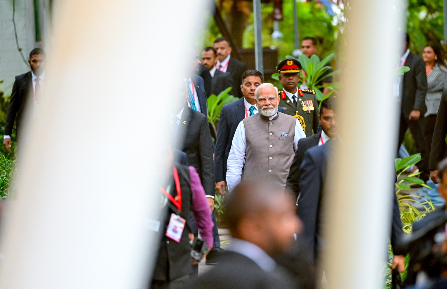 އިންޑިއާގެ ބޮޑު ވަޒީިރު ނަރެންދުރަ މޯދީ ރާއްޖެއަށް މިހާރު ކުރައްވާ ފުރަމާނަ ދަތުރުފުޅުގައި ސަލްޓަން ޕާކްގައި ގަސް އިންދެވުމަށް ޕާކަށް ވަދެ ވެޑައިގަންނަވަނީ -- ފޮޓޯ: ނިޝާން އަލީ | މިހާރު