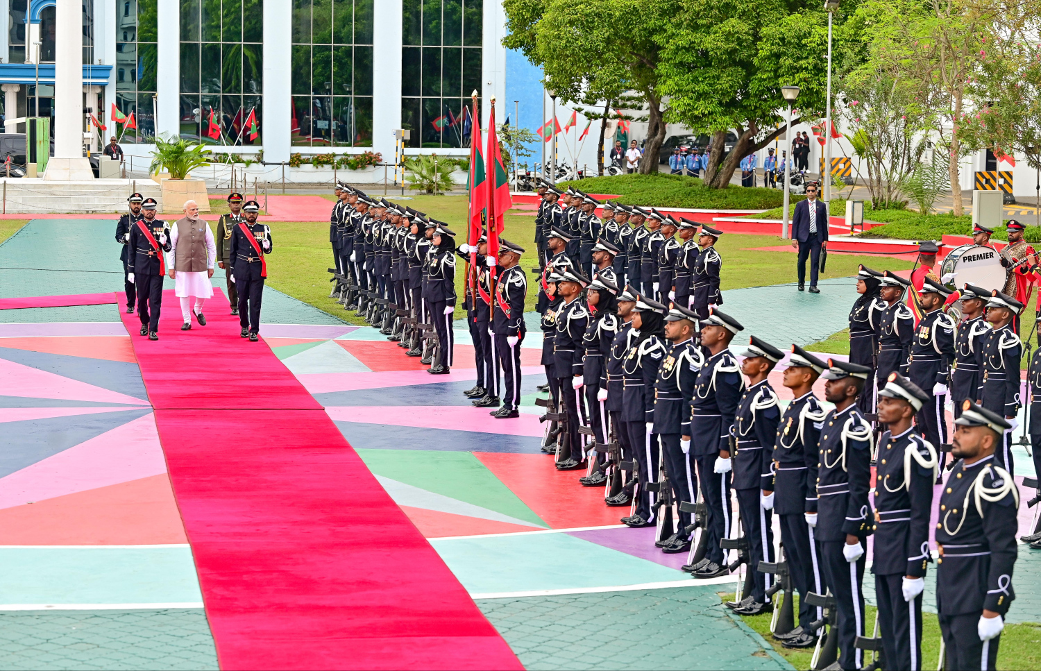 އިންޑިއާގެ ބޮޑުވަޒީރު ނަރެންދުރަ މޯދީއަށް މާލެއިން ރަސްމީ އިއްޒަތުގައި މަރުހަބާ ދެންނެވުމަށް ބޭއްވި ރަސްމިއްޔާތު.-- ފޮޓޯ: ނިޝާން އަލީ | މިހާރު