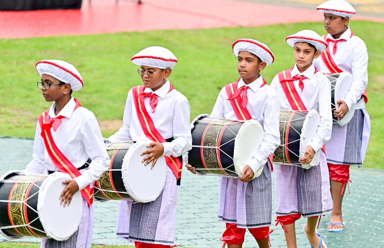 އިންޑިއާގެ ބޮޑުވަޒީރު ނަރެންދުރަ މޯދީއަށް މާލެއިން ރަސްމީ އިއްޒަތުގައި މަރުހަބާ ދެންނެވުމަށް ބޭއްވި ރަސްމިއްޔާތު.-- ފޮޓޯ: ނިޝާން އަލީ | މިހާރު