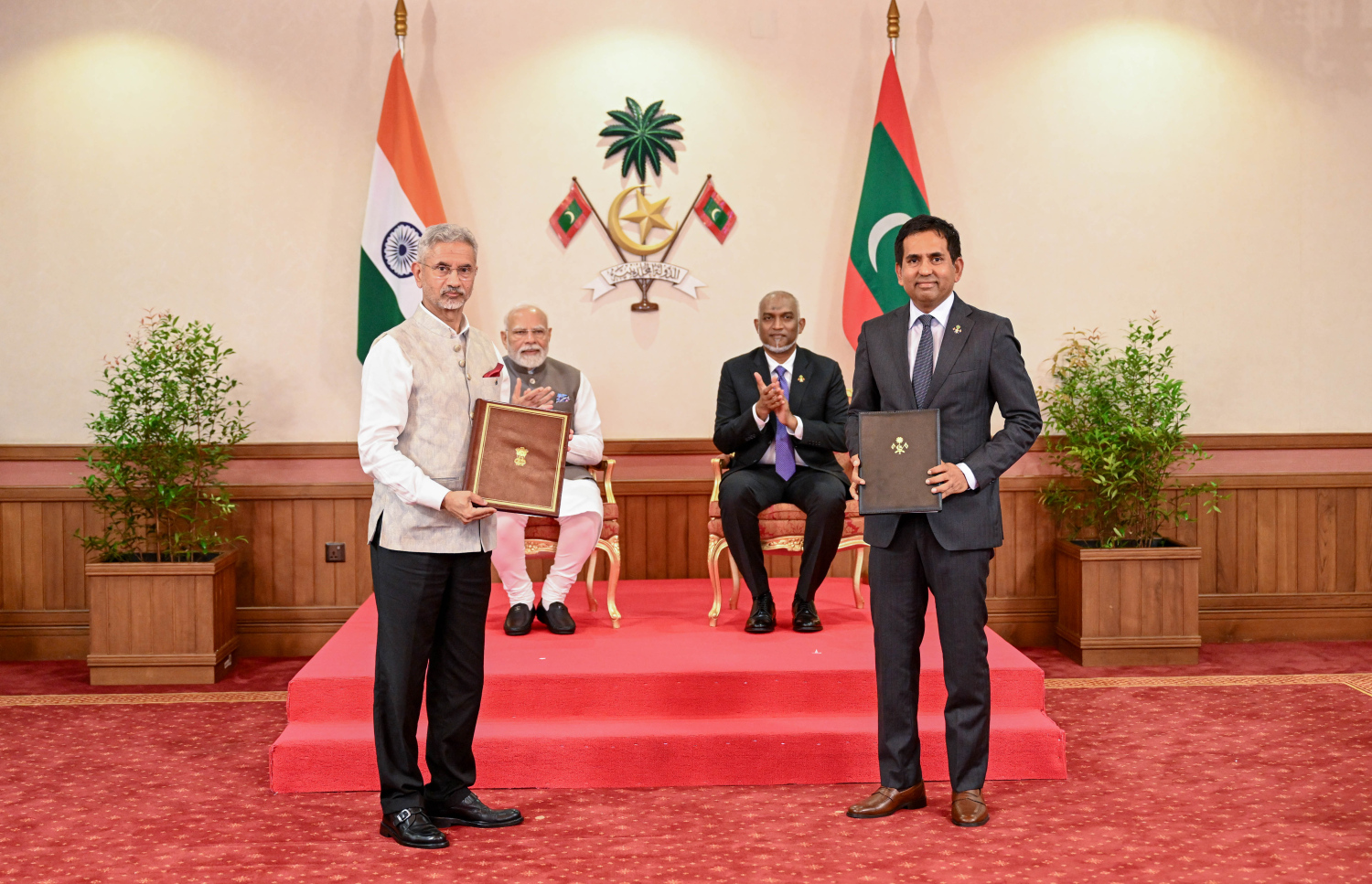 އިންޑިއާއާ އެކު ރާއްޖެއިން ސޮއި ކުރި މުހިންމު އެއްބަސްވުންތައް ބަދަލުކުރަނީ: އެއްބަސްވުންތައް ބަދަލުކޮށްފައި ވަނީ ރައީސް ޑރ. މުހައްމަދު މުއިއްޒާއި ބޮޑުވަޒީރު މޯދީގެ ހާޒިރުގައި.--- ފޮޓޯ: ރައީސް އޮފީސް