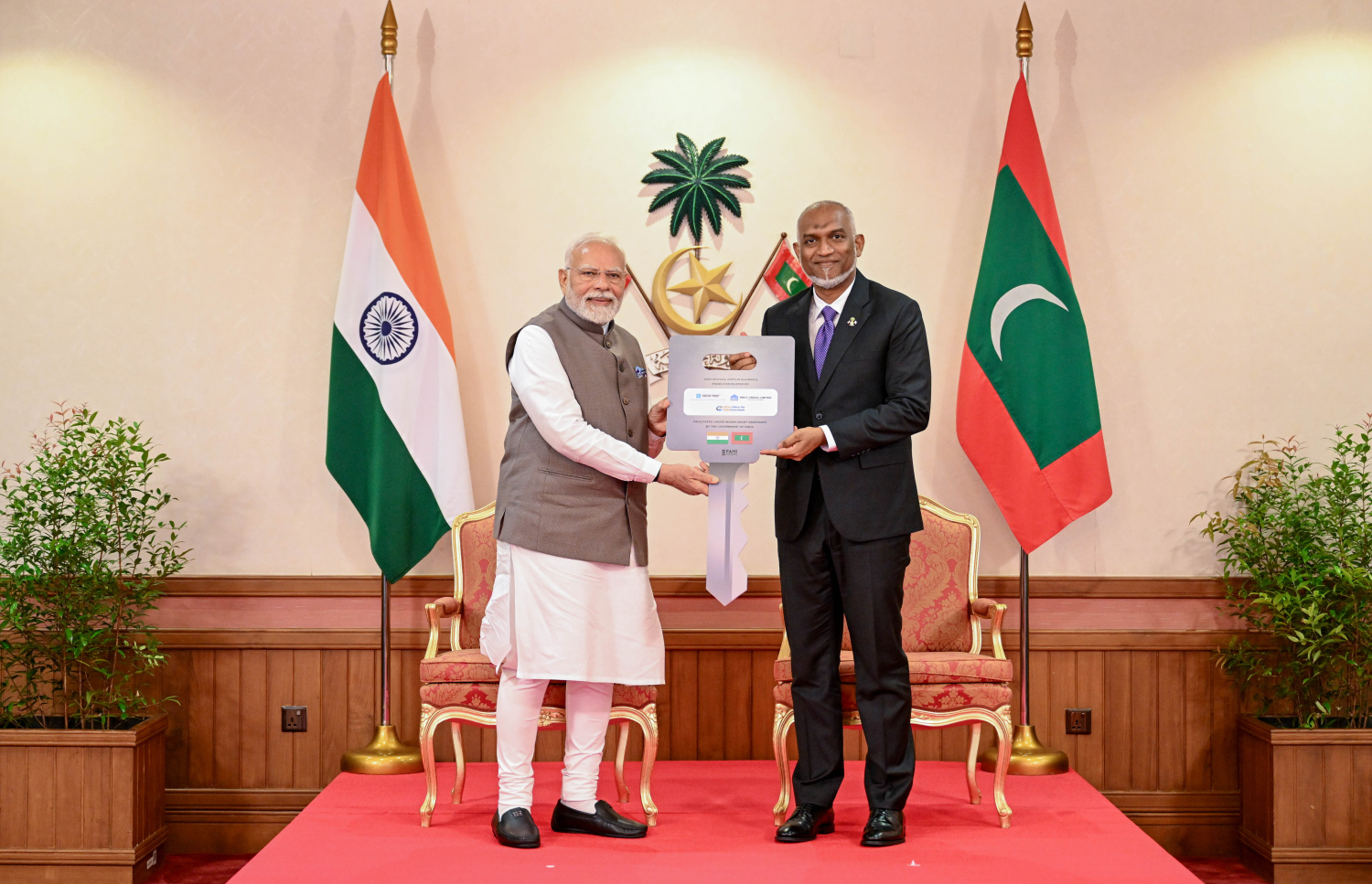 އިންޑިއާގެ ލޯނުގެ ދަށުން ހުޅުމާލޭގައި އިމާރާތްކުރި 4،000 ފްލެޓުގެ މަސައްކަތްތައް ނިންމައި އެ ފްލެޓްތައް ދިވެހި ސަރުކާރާ ހަވާލު ކުރުމުގެ ގޮތުން ރަމްޒީ ތަޅުދަނޑި އިންޑިއާގެ ބޮޑުވަޒީރު މޯދީ، ރައީސް މުއިއްޒާ ހަވާލު ކުރައްވަނީ.---ފޮޓޯ: ރައީސް އޮފީސް