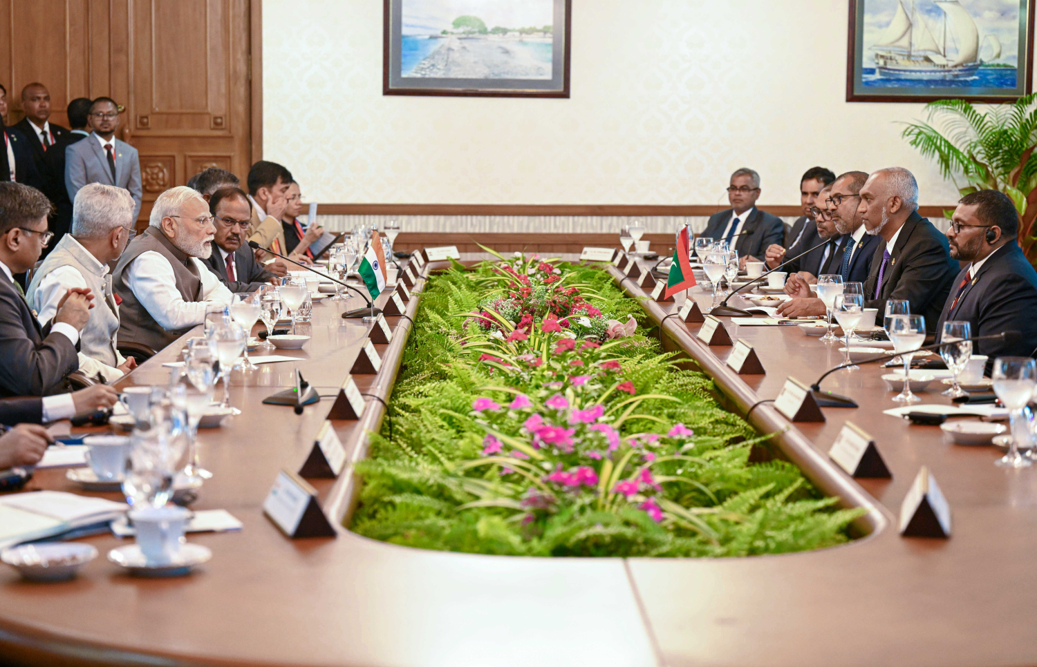 އިންޑިއާގެ ބޮޑު ވަޒީިރު ނަރެންދުރަ މޯދީ ރާއްޖެއަށް މިހާރު ކުރައްވާ ފުރަމާނަ ދަތުރުފުޅުގައި ރާއްޖެއާ އިންޑިއާގެ އެންމެ މަތީ ފަންތީގެ ވެރިން ބައްދަލުކުރައްވަނީ -- ފޮޓޯ: ރައީސް އޮފީސް