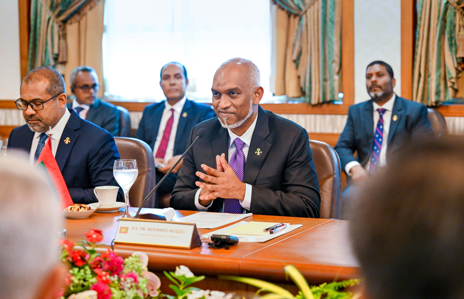 އިންޑިއާގެ ބޮޑުވަޒީރު މޯދީ މިހާރު ރާއްޖެ އަށް ކުރައްވަމުން ގެންދަވާ ފުރަމާނަ ދަތުރުފުޅުގައި މިއަދު ހަވީރު ބޭއްވި ދެ ގައުމުގެ ރަސްމީ ވާހަކަތަކުގައި ރައީސް މުއިއްޒު ވާހަކަފުޅު ދައްކަވަނީ.---ފޮޓޯ: ރައީސް އޮފީސް