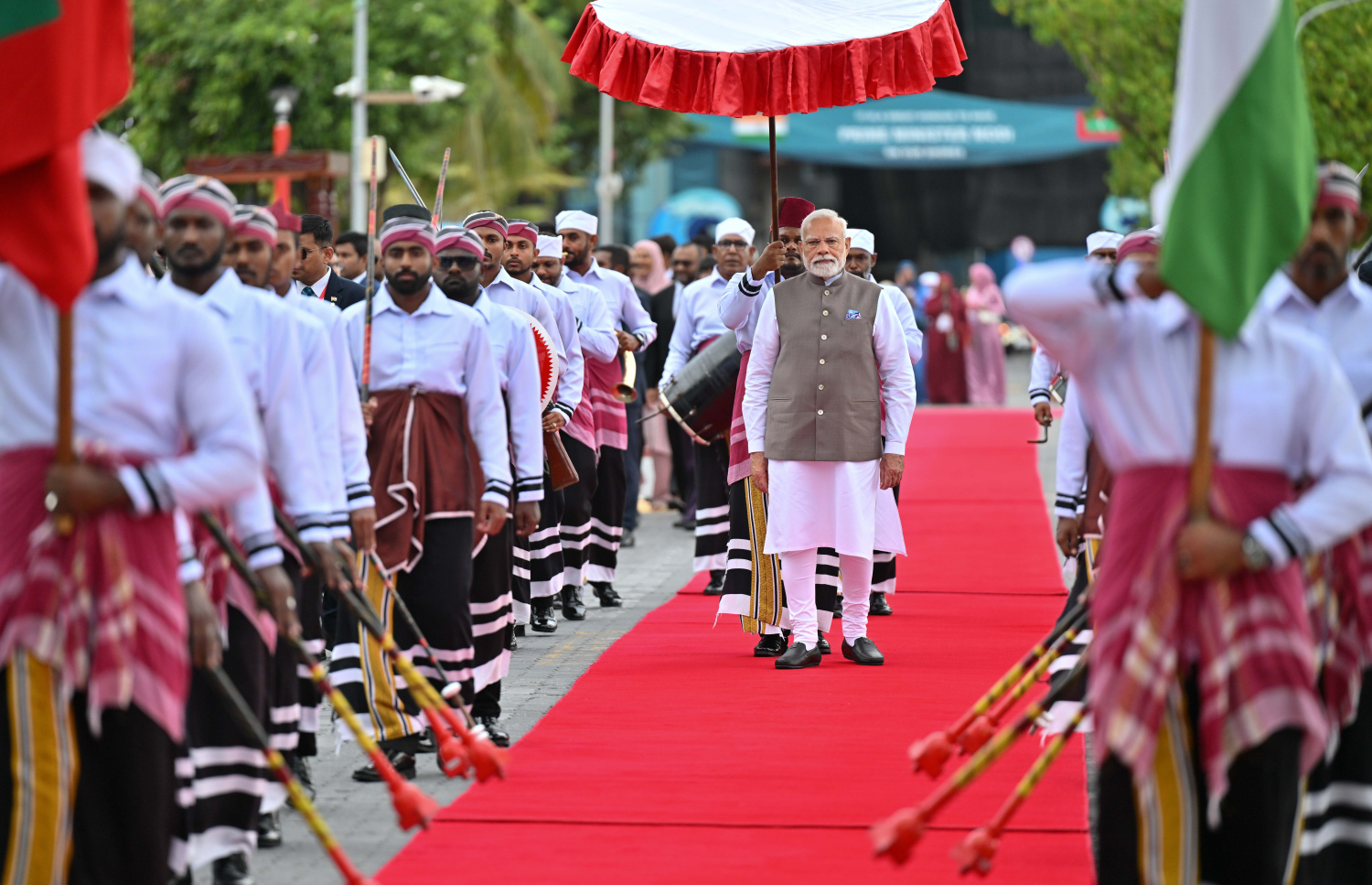 އިންޑިއާގެ ބޮޑުވަޒީރު ނަރެންދުރަ މޯދީ އަށް މާލެއިން ރަސްމީ އިއްޒަތުގައި މަރުހަބާ ދަންނަވަނީ.--- ފޮޓޯ: ނިޝާން އަލީ | މިހާރު