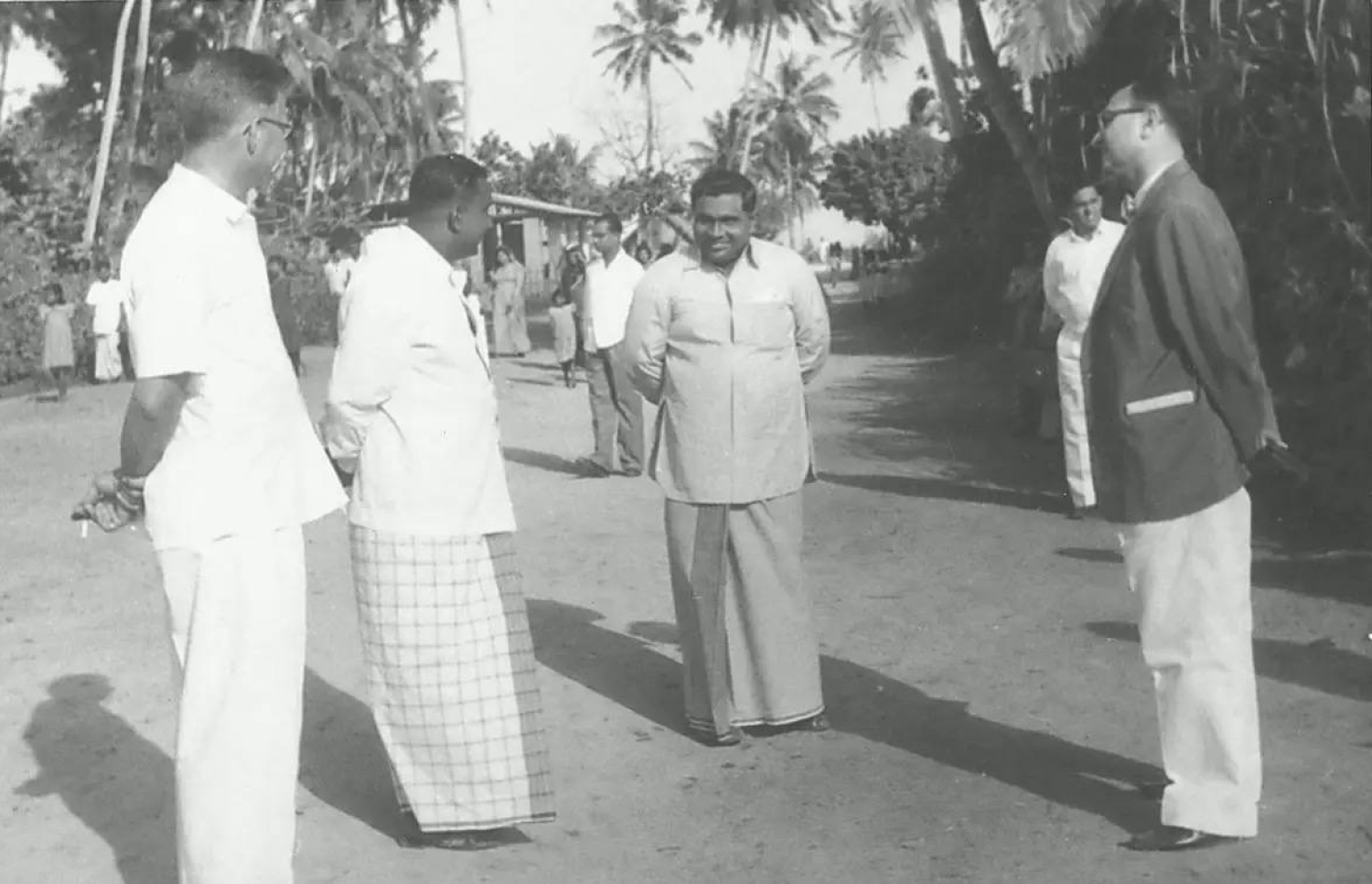 ހުޅުލޭގައި ދިވެހީންގެ އަމިއްލަ މަސައްކަތުން ހެދި އެއާޕޯޓުގައި އެންމެ ފުރަތަމަ ޖެއްސި އެއާ ސިލޯނުގެ ބޯޓުން ރާއްޖޭގެ ބޮޑުވަޒީރު އިބްރާހީމް ނާސިރު ފައިބާވަޑައިގަތުމުން އެމަނިކުފާނަށް މަރުހަބާ ދަންނަވަނީ: ހުޅުލޭ އެއާޕޯޓަކީ ރާއްޖޭގެ މިނިވަންކަމުގެ އެންމެ ބޮޑު އެއް ރަމްޒު. – ފޮޓޯ: ދިވެހިރާއްޖޭގެ ގައުމީ އަރުޝީފް