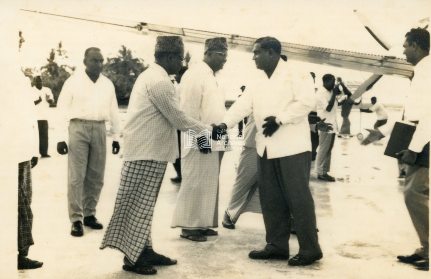 ހުޅުލޭގައި އެއާޕޯޓް ހެދުމުގެ މަސައްކަތުގައި އޭރުގެ ވަޒީރު އިބްރާހީމް ޝިހާބު ބައިވެރިވެވަޑައިގަންނަވަނީ: ހުޅުލޭ އެއާޕޯޓަކީ ރާއްޖޭގެ މިނިވަންކަމުގެ އެންމެ ބޮޑު އެއް ރަމްޒު. – ފޮޓޯ: ދިވެހިރާއްޖޭގެ ގައުމީ އަރުޝީފް