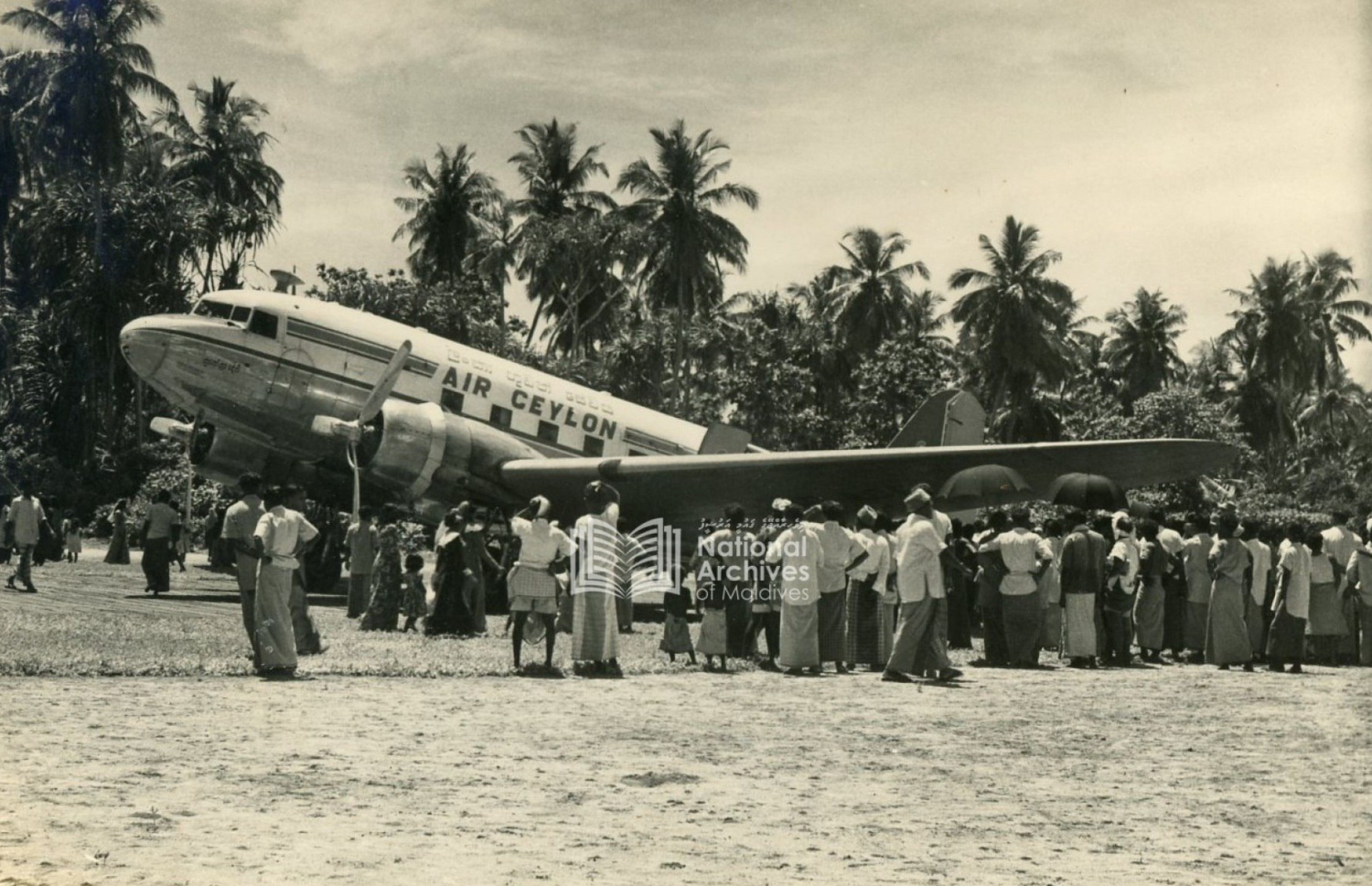 ހުޅުލޭގައި ދިވެހީންގެ އަމިއްލަ މަސައްކަތުން ހެދި އެއާޕޯޓުގައި އެންމެ ފުރަތަމަ ޖެއްސި އެއާ ސިލޯނުގެ ބޯޓަށް އިސްތިގުބާލުކުރަން މީހުން އެއްވެފައި: ހުޅުލޭ އެއާޕޯޓަކީ ރާއްޖޭގެ މިނިވަންކަމުގެ އެންމެ ބޮޑު އެއް ރަމްޒު. – ފޮޓޯ: ދިވެހިރާއްޖޭގެ ގައުމީ އަރުޝީފް