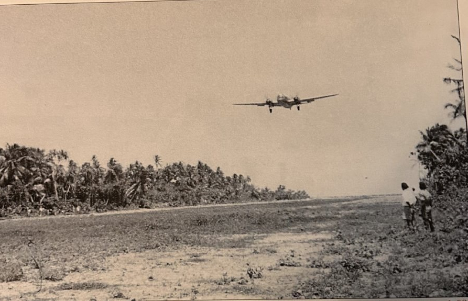 ހުޅުލޭގައި ދަގަނޑު ފިލާ އަޅައިގެން އިނގިރޭސީން ހެދި ސްޓޭޝަނުގައި އެންމެ ފުރަތަަމަ ޖެއްސި ބޯޓު، އެތަނަށް ތިރިކުރަނީ: މި ސްޓޭޝަނުގެ ކޮންޓްރޯލް އިނގިރޭސިން ނަގަމުން ދިއުމަކީ ރާއްޖޭން އަމިއްލަ އެއާޕޯޓެއް ހަދަން ބޭނުންވި މައިގަނޑު ސަބަބު. – ފޮޓޯ: ދިވެހިރާއްޖޭގެ ގައުމީ އަރުޝީފް