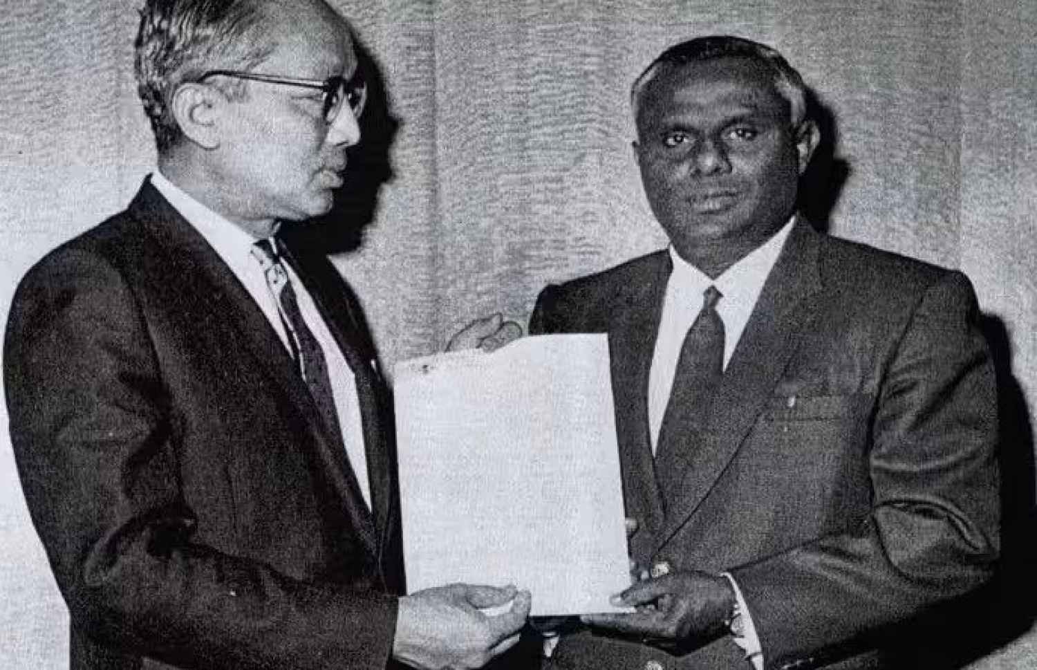 ރާއްޖެ އަށް އ.ދ ގެ މެމްބަރުކަން ދިނުމުގެ ރަސްމިއްޔާތުގައި، އެ ޖަމިއްޔާގެ އޭރުގެ ސެކްރެޓަރީ ޖެނެރަލް ޔޫ ތާންޓު އެކަމުގެ ލިޔުން ރާއްޖޭގެ ސަފީރު ކަކާގޭ އަހުމަދު ހިލްމީ ދީދީ (ކ) އާ ހަވާލުކުރައްވަނީ: ރާއްޖޭން ވަނީ އިނގިރޭސީންގެ އަތުން މިނިވަންކަން ލިބުމާ އެކު އ.ދ ގައި ބައިވެރިވެފައި. – ފޮޓޯ: ދިވެހިރާއްޖޭގެ ގައުމީ އަރުޝީފް