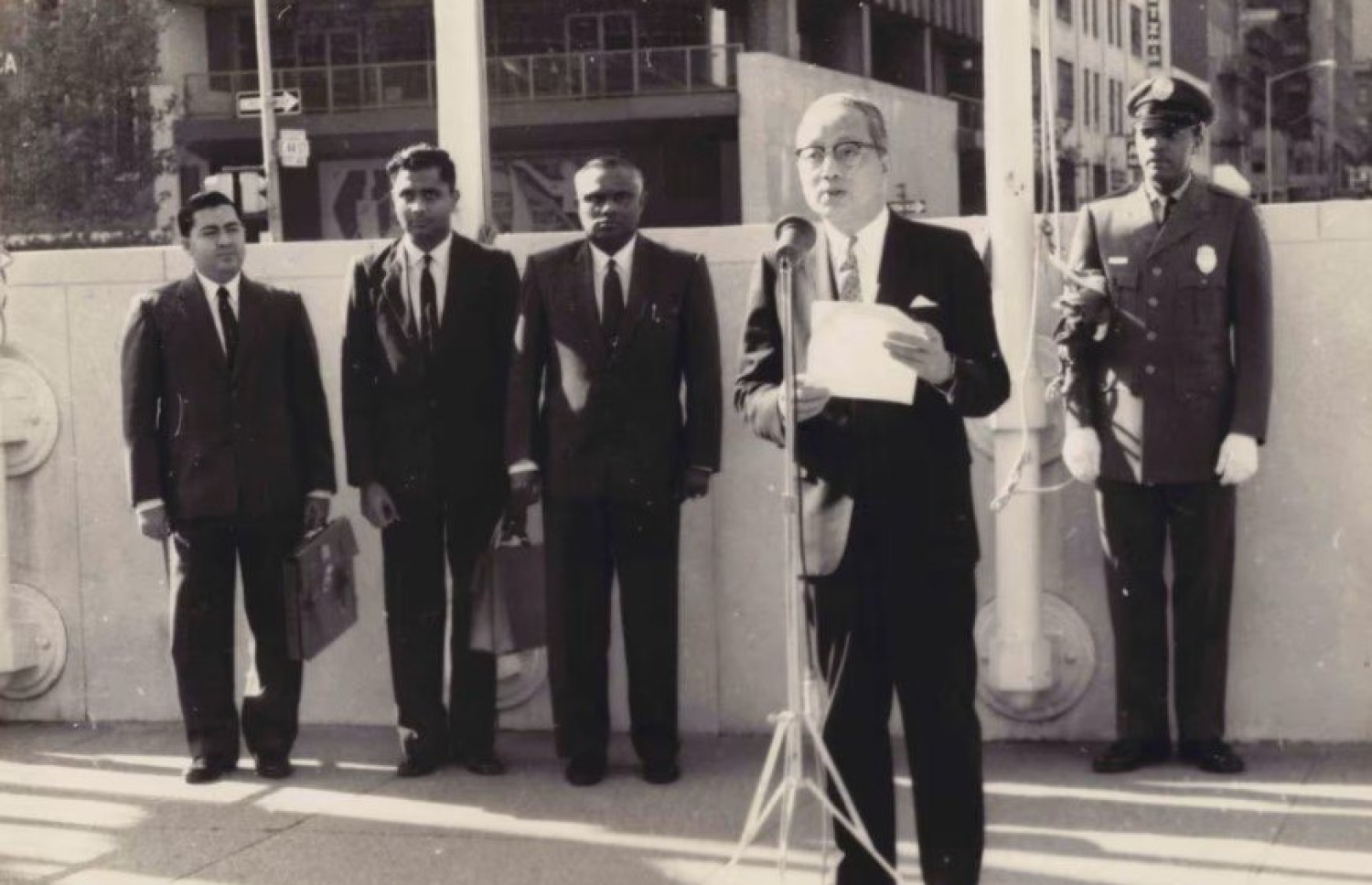 ރާއްޖެ އަށް އ.ދ ގެ މެމްބަރުކަން ދިނުމުގެ ރަސްމިއްޔާތުގައި، އެ ޖަމިއްޔާގެ އޭރުގެ ސެކްރެޓަރީ ޖެނެރަލް ޔޫ ތާންޓު ވާހަކަދައްކަވަނީ: ރާއްޖޭން ވަނީ އިނގިރޭސީންގެ އަތުން މިނިވަންކަން ލިބުމާ އެކު އ.ދ ގައި ބައިވެރިވެފައި. – ފޮޓޯ: ދިވެހިރާއްޖޭގެ ގައުމީ އަރުޝީފް