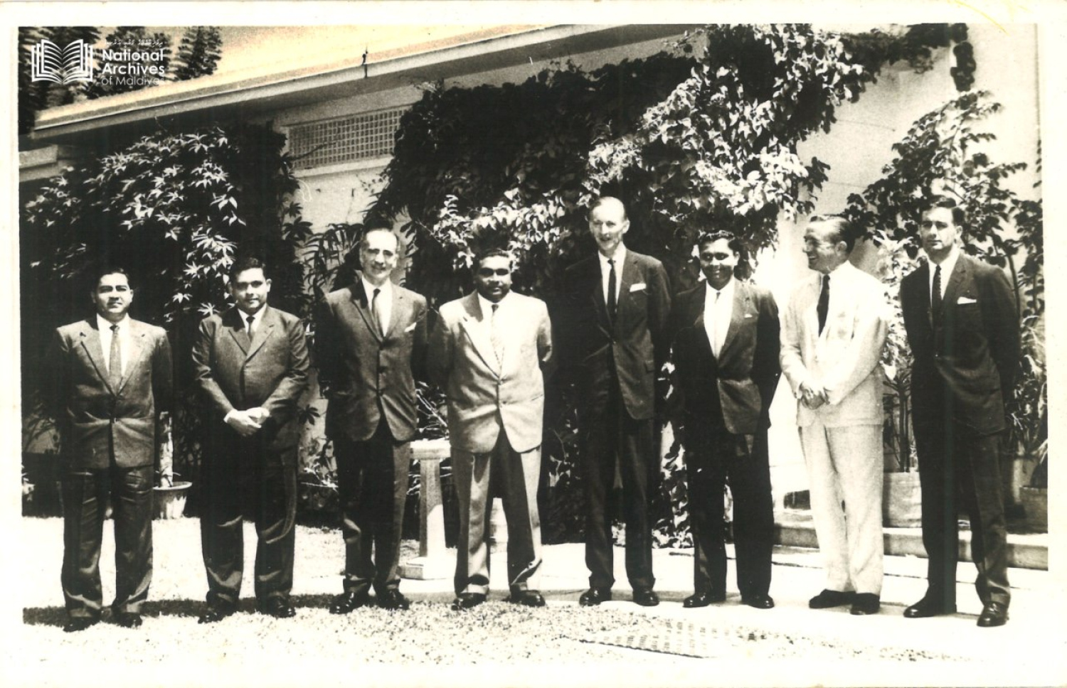 ޖުލައި 26، 1965 ގައި ސްރީ ލަންކާގެ ވެރިރަށް ކޮޅުނބުގައި، ރާއްޖޭގެ މިނިވަންކަމުގެ އެއްބަސްވުމުގައި ސޮއިކުރެއްވުމަށް ފަހު ރާއްޖޭގެ ބޮޑުވަޒީރު އިބްރާހީމް ނާސިރު އާއި އިނގިރޭސި ހައިކޮމިޝަނަރު މައިކަލް ވޯކާ، އަދި ދެ ދައުލަތުގެ މަންދޫބުން ގްރޫޕް ފޮޓޯއަކަށް ހުއްޓިވަޑައިގެން. – ފޮޓޯ: ދިވެހިރާއްޖޭގެ ގައުމީ އަރުޝީފް