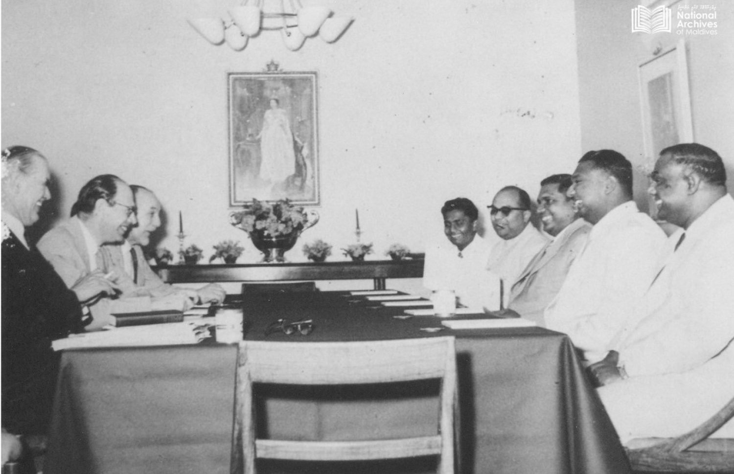 ސްރީ ލަންކާގައި ތިއްބަވާ އިނގިރޭސި ދައުލަތުގެ މަންދޫބުންނާ އެކު، ރާއްޖޭގެ ބޮޑުވަޒީރު އިބްރާހީމް ނާސިރު އާއި، ވަޒީރުން ބޭއްވެވި ބައްދަލުކުރެއްވުމެއްގެ ތެރެއިން: ރާއްޖޭގެ މިނިވަންކަމުގެ މަޝްވަރާތައް އޮތީ ލަންކާގެ ވެރިރަށް ކޮޅުނބުގައި. – ފޮޓޯ: ދިވެހިރާއްޖޭގެ ގައުމީ އަރުޝީފް