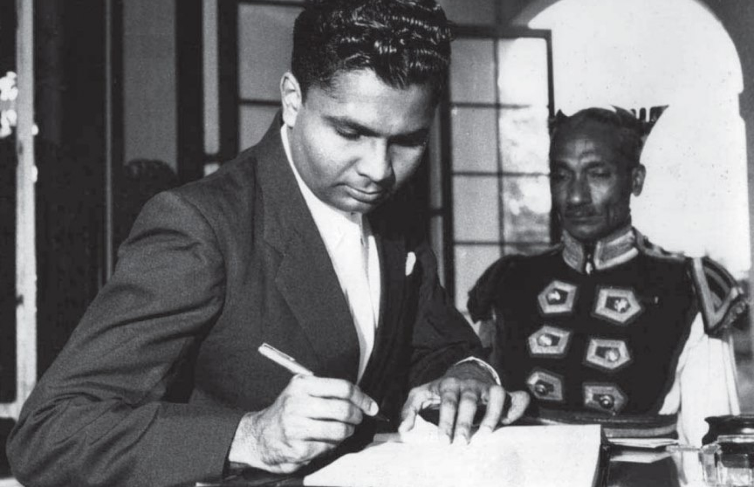 ސްރީ ލަންކާ އަށް ރާއްޖޭން ކަނޑައަޅާފައި ހުންނެވި ސަފީރު އަބްދުއްސައްތާރު މޫސާ ދީދީ، މަގާމާ ހަވާލުވެވަޑައިގަތުމަށް ފަހު ލިޔުމުގައި ސޮއިކުރައްވަނީ: ރާއްޖޭގެ މިނިވަންކަމުގެ މަޝްވަރާތައް އިނގިރޭސީންނާ އެކު ލަންކާގައި ކުރިއަށް ގެންދެވިއިރު، އެންމެ އިސްކޮށް މަސައްކަތްކުރެއްވި އެއް ބޭފުޅަކީ އަބްދުއްސައްތާރު. – ފޮޓޯ: ދިވެހިރާއްޖޭގެ ގައުމީ އަރުޝީފް