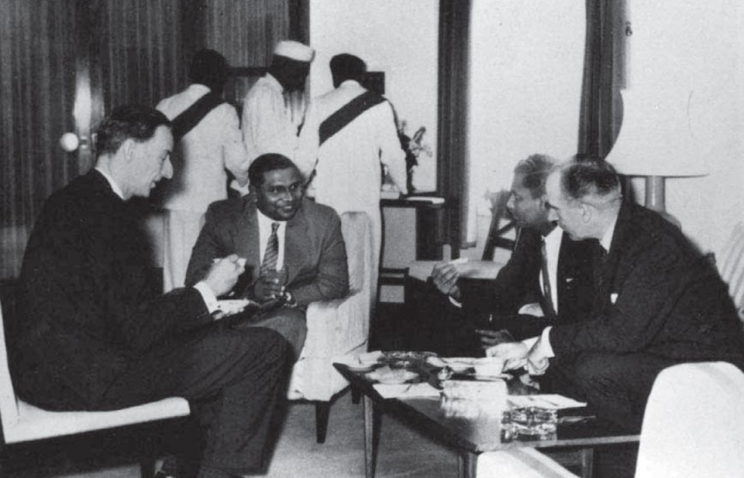 ޖުލައި 26، 1965 ގައި ސްރީ ލަންކާގެ ވެރިރަށް ކޮޅުނބުގައި އޮތް ރާއްޖޭގެ މިނިވަންކަމުގެ އެއްބަސްވުމުގައި ސޮއިކުރެއްވުމަށް ފަހު ރާއްޖޭގެ ބޮޑުވަޒީރު އިބްރާހީމް ނާސިރު އާއި އިނގިރޭސި ހައިކޮމިޝަނަރު މައިކަލް ވޯކާ، ސައިފޮދަކަށް އިންސާފުކުރައްވަނީ. – ފޮޓޯ: ދިވެހިރާއްޖޭގެ ގައުމީ އަރުޝީފް