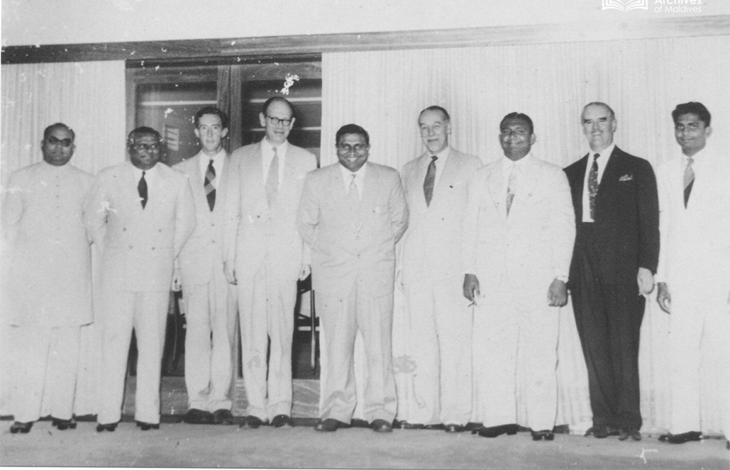 ސްރީ ލަންކާގައި ތިއްބަވާ އިނގިރޭސި ދައުލަތުގެ މަންދޫބުންނާ އެކު، ރާއްޖޭގެ ބޮޑުވަޒީރު އިބްރާހީމް ނާސިރު އާއި، ވަޒީރުން ބޭއްވެވި ބައްދަލުކުރެއްވުމަކަށް ފަހު ގްރޫޕް ފޮޓޯއަކަށް ހުއްޓިވަޑައިގެން: ރާއްޖޭގެ މިނިވަންކަމުގެ މަޝްވަރާތައް އޮތީ ލަންކާގެ ވެރިރަށް ކޮޅުނބުގައި. – ފޮޓޯ: ދިވެހިރާއްޖޭގެ ގައުމީ އަރުޝީފް