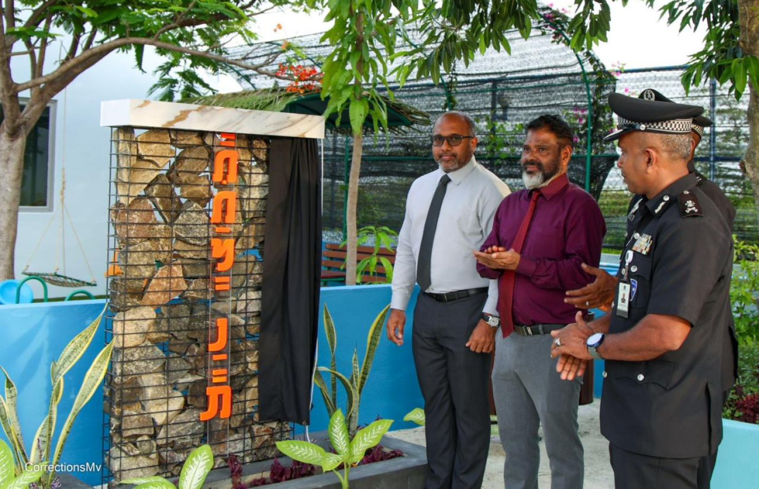 ހިންމަފުށީ އައްސޭރި ޖަލުގައި ޖުވެނައިލް ލޯންގްޓާމް ސެކިއޯ ފެސިލިޓީ ހޯމް މިނިސްޓަރު އަލީ އިހުސާން ހުޅުވައިދެއްވަނީ.-- ފޮޓޯ: ކަރެކްޝަން