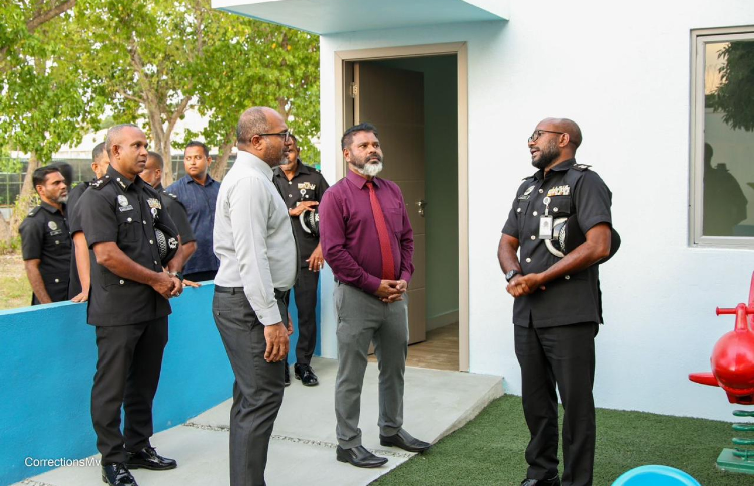 ހިންމަފުށީ އައްސޭރި ޖަލުގައި ޖުވެނައިލް ލޯންގްޓާމް ސެކިއޯ ފެސިލިޓީ ހޯމް މިނިސްޓަރު އަލީ އިހުސާން ހުޅުވައިދެއްވަނީ.-- ފޮޓޯ: ކަރެކްޝަން