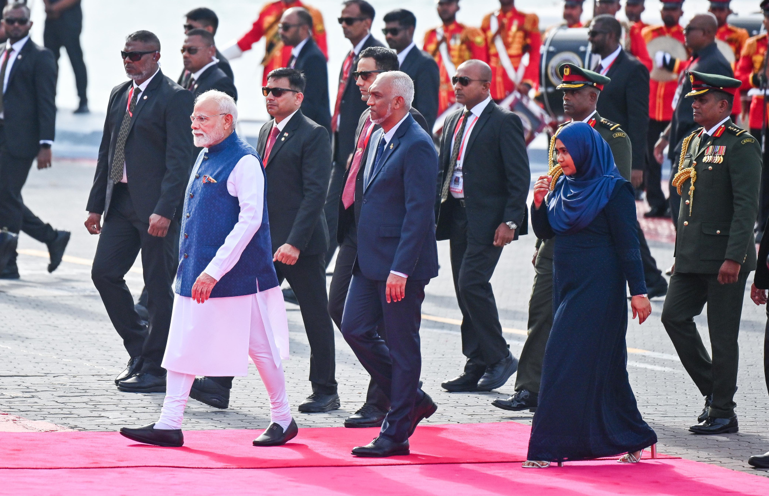 މިނިވަން ދުވަސް ފާހަގަކުރަން ޖުމްހޫރީ މައިދާނުގައި ތައްޔާރުކޮށްފައިވާ ސަރަހައްދަށް ރައީސް ޑރ. މުއިއްޒާއި އެ މަނިކުފާނުގެ އަނބިކަނބަލުން ސާޖިދާ އަދި އިންޑިއާގެ ބޮޑުވަޒީރު މޯދީ މިއަދު ވަޑައިގަންނަވަނީ.-- ފޮޓޯ: ފަޔާޒު މޫސާ/ މިހާރު