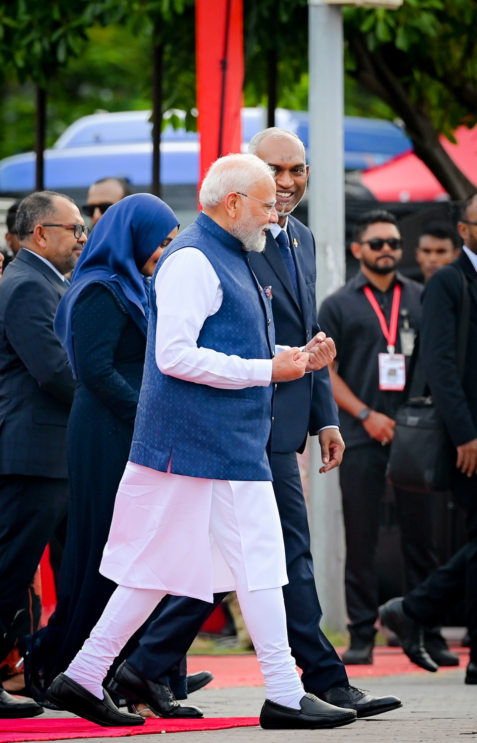 މި އަހަރުގެ މިނިވަން ދުވަހުގެ ކުޅިވަރުތައް ބައްލަވައިލެއްވުމަށް ފަހު ރައީސް މުއިއްޒުގެ އަރިހުގައި އިންޑިއާގެ ބޮޑުވަޒީރު މޯދީ ވަޑައިގަންނަވަނީ: މި ކުޅިވަރުތައް ބައްލަވައިލެއްވުމަށް ފަހު މޯދީ ވަނީ ފުރާވަޑައިގެންފައި.---ފޮޓޯ: ނިޝާން އަލީ | މިހާރު