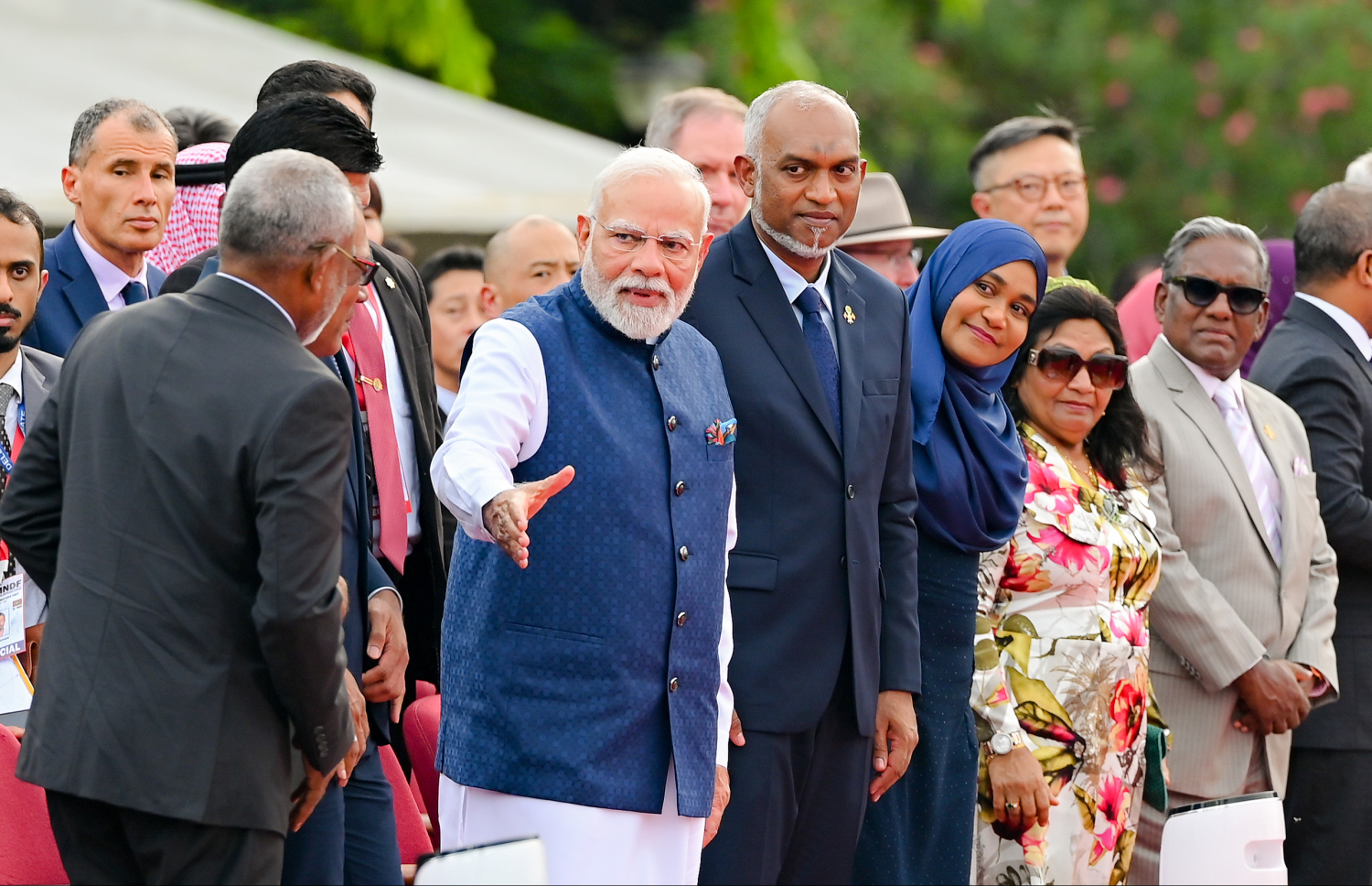 ރާއްޖޭގެ މިނިވަންކަމަށް 60 އަހަރު ފުރުމުގެ މުނާސަބަތުގައި މިއަދު ހަވީރު ޖުމްހޫރީ މައިދާނުގައި ބޭއްވި ކުޅިވަރުތައް އިންޑިއާގެ ބޮޑުވަޒީރު މޯދީ ބައްލަވައިލެއްވުމަށް ފަހު ބައެއް ބޭފުޅުންނާ ސަލާން ކުރައްވަަނީ: ކުޅިވަރުތައް ބެއްލެވުމަށް ފަހު ބޮޑުވަޒީރު މޯދީ ވަނީ ފުރާވަޑައިގެންފައި.---ފޮޓޯ: ނިޝާން އަލީ| މިހާރު