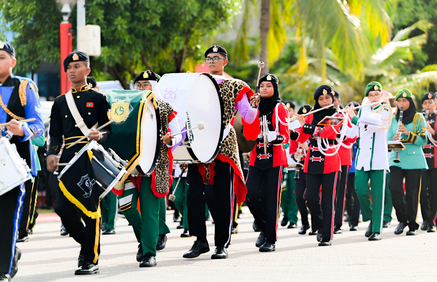 ރާއްޖޭގެ މިނިވަންކަމަށް 60 އަހަރު ފުރުމުގެ މުނާސަބަތުގައި ޖުމްހޫރީ މައިދާނުގައި މިއަދު ހަވީރު ބޭއްވި ޕެރޭޑުގައި ބައިވެރިވި ސްކޫލްތަކުގެ ކުދިންތަކެއް.---ފޮޓޯ: ނިޝާން އަލީ| މިހާރު