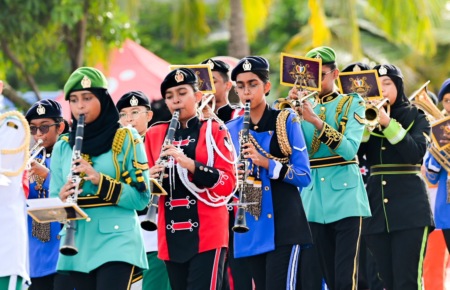 ރާއްޖޭގެ މިނިވަންކަމަށް 60 އަހަރު ފުރުމުގެ މުނާސަބަތުގައި ޖުމްހޫރީ މައިދާނުގައި މިއަދު ހަވީރު ބޭއްވި ޕެރޭޑުގައި ބައިވެރިވި ސްކޫލްތަކުގެ ކުދިންތަކެއް.---ފޮޓޯ: ފަޔާޒު މޫސާ| މިހާރު