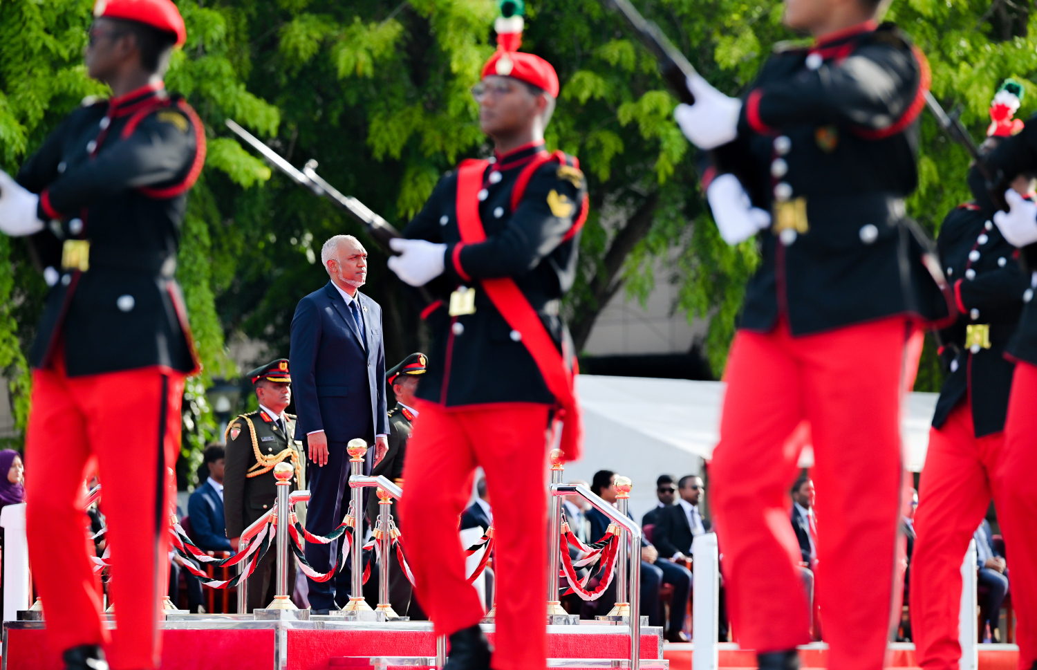 މި އަހަރުގެ މިނިވަން ދުވަހާ ގުޅިގެން މިއަދު ޖުމްހޫރީ މައިދާނުގައި ބޭއްވި ރަސްމިއްޔާތުގައި ސިފައިންގެ ޕެރޭޑު ރައީސް މުއިއްޒު ބައްލަވާލައްވަނީ .---ފޮޓޯ: ނިޝާން އަލީ | މިހާރު