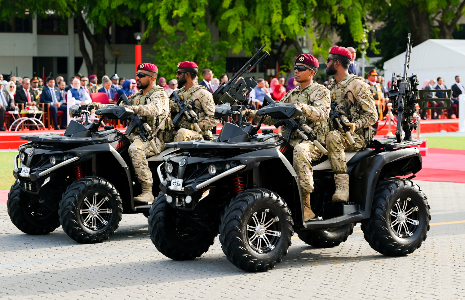 މި އަހަރުގެ މިނިވަން ދުވަހާ ގުޅިގެން މިއަދު ޖުމްހޫރީ މައިދާނުގައި ބޭއްވި ރަސްމިއްޔާތުގައި ސިފައިންގެ ޕެރޭޑު ކުރިއަށް ގެންދަނީ.---ފޮޓޯ: ނިޝާން އަލީ | މިހާރު