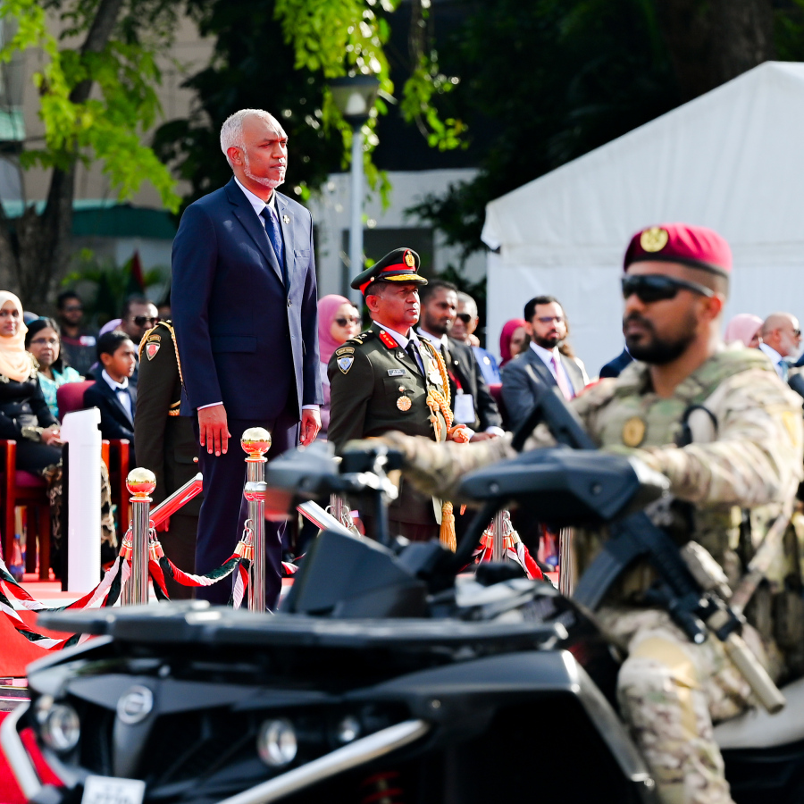 މި އަހަރުގެ މިނިވަންދުވަހާ ގުޅިގެން މިއަދު ޖުމްހޫރީ މައިދާނުގައި ބޭއްވި ރަސްމިއްޔާތުގައި ސިފައިންގެ ޕެރޭޑު ރައީސް މުއިއްޒު ބައްލަވައިލައްވަނީ.--- ފޮޓޯ: ނިޝާން އަލީ | މިހާރު