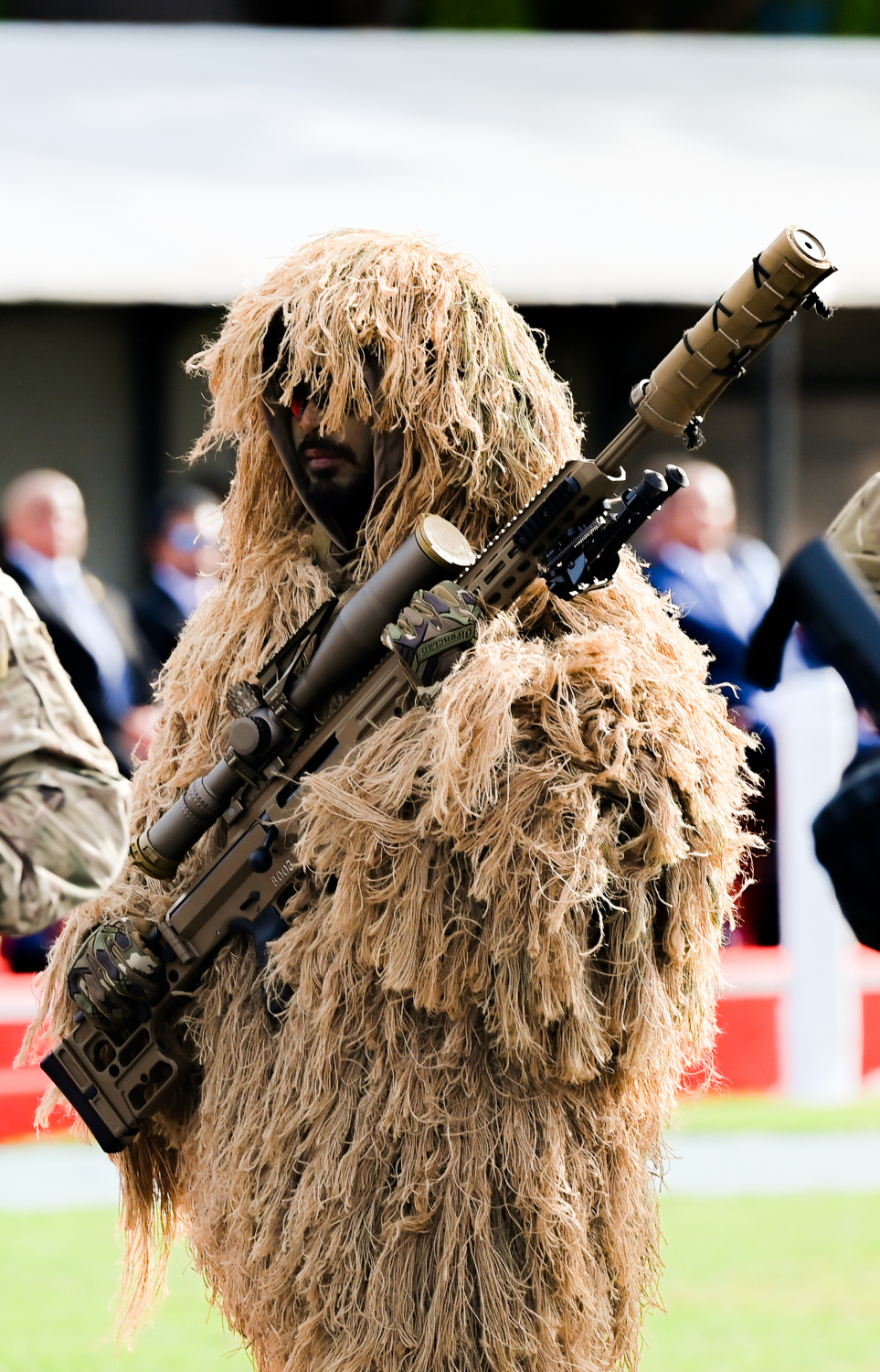 މި އަހަރުގެ މިނިވަންދުވަހާ ގުޅިގެން މިއަދު ޖުމްހޫރީ މައިދާނުގައި ބޭއްވި ރަސްމިއްޔާތުގައި ސިފައިންގެ ޕެރޭޑު ކުރިއަށް ގެންދަނީ.--- ފޮޓޯ: ފަޔާޒް މޫސާ | މިހާރު