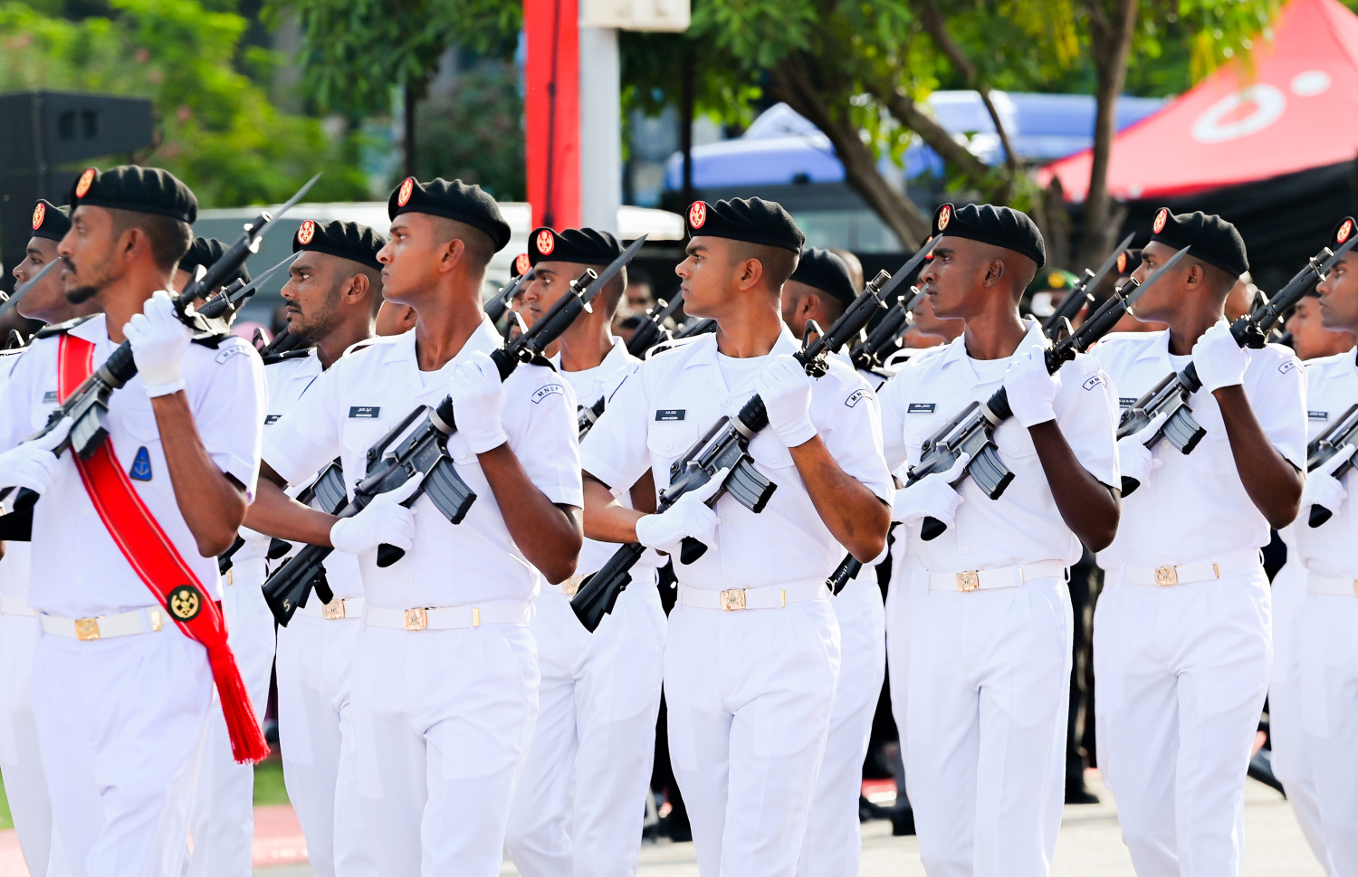 މި އަހަރުގެ މިނިވަންދުވަހާ ގުޅިގެން މިއަދު ޖުމްހޫރީ މައިދާނުގައި ބޭއްވި ރަސްމިއްޔާތުގައި ސިފައިންގެ ޕެރޭޑު ކުރިއަށް ގެންދަނީ.--- ފޮޓޯ: ނިޝާން އަލީ | މިހާރު