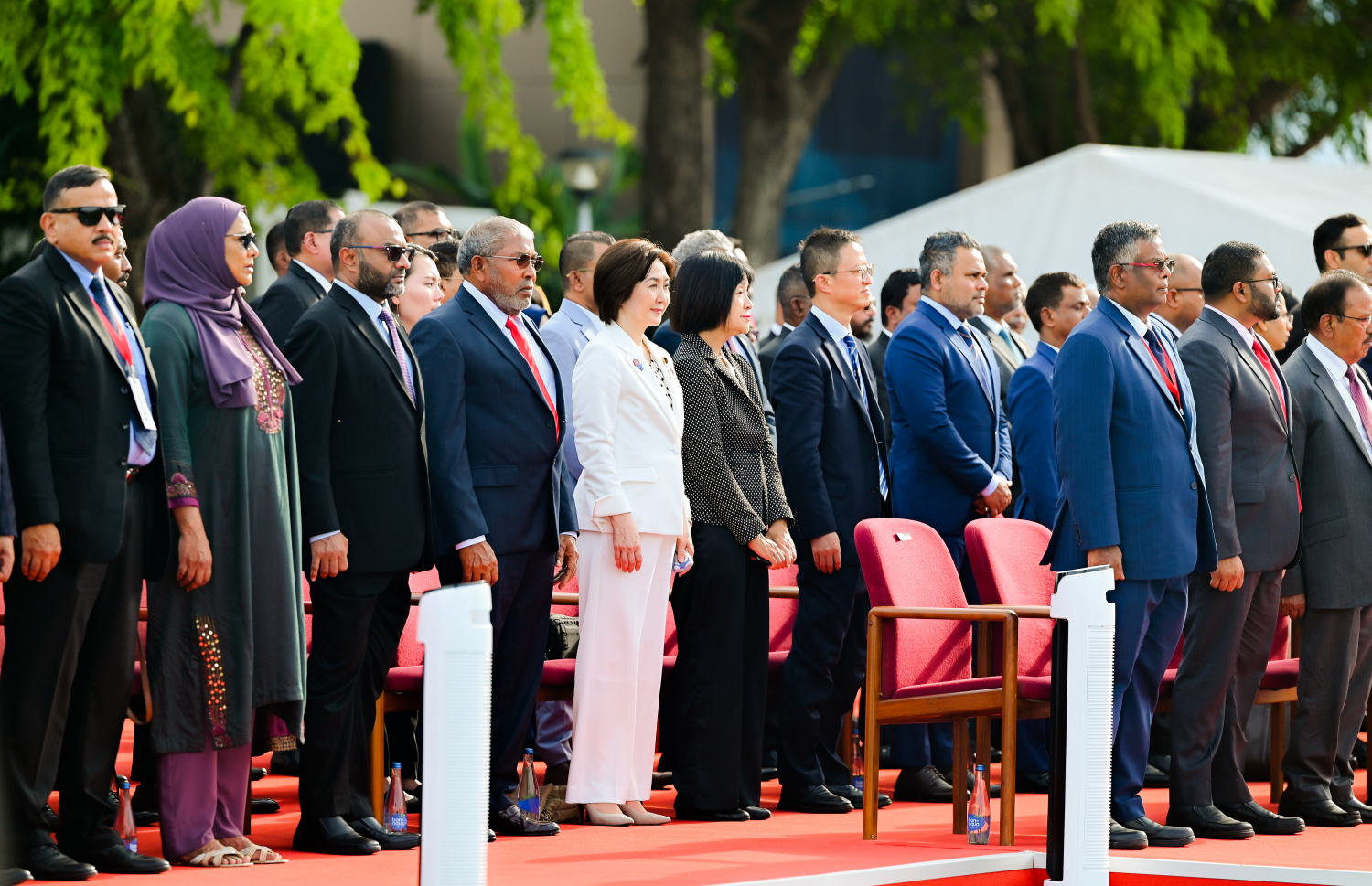 ރާއްޖޭގެ މިނިވަންކަމަށް 60 އަހަރު ފުރުން ފާހަގަކުރުމަށް މިއަދު ހަވީރު ޖުމްހޫރީ މައިދާނުގައި ބޭއްވި ކުޅިވަރުތައް ބައްލަވައިލައްވަން ވަޑައިގެންނެވި ބައެއް ބޭފުޅުން.---ފޮޓޯ: ފަޔާޒު މޫސާ| މިހާރު