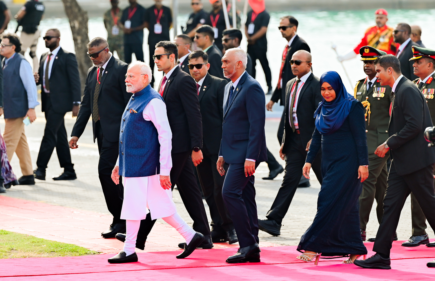 މި އަހަރުގެ މިނިވަން ދުވަހުގެ ކުޅިވަރުތައް ބައްލަވާލުމަށް ރައީސް މުއިއްޒުގެ ދެކަނބަލުންގެ އަރިހުގައި އިންޑިއާގެ ބޮޑުވަޒީރު މޯދީ ޖުމްހޫރީ މައިދާނަށް ވަޑައިގަންނަވަނީ.--- ފޮޓޯ: ނިޝާން އަލީ | މިހާރު