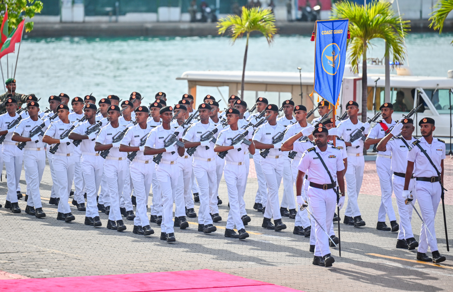 މި އަހަރުގެ މިނިވަންދުވަހާ ގުޅިގެން މިއަދު ޖުމްހޫރީ މައިދާނުގައި ބޭއްވި ރަސްމިއްޔާތުގައި ސިފައިންގެ ޕެރޭޑު ކުރިއަށް ގެންދަނީ.--- ފޮޓޯ: ފަޔާޒް މޫސާ | މިހާރު