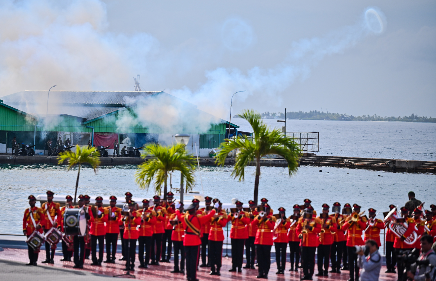 ރާއްޖޭގެ މިނިވަންކަމަށް 60 އަހަރު ފުރުން ފާހަގަކުރުމަށް މިއަދު ހަވީރު ޖުމްހޫރީ މައިދާނުގައި ބޭއްވި ކުޅިވަރުތަކުގައި ސިފައިންގެ ބްރާސް ބޭންޑުގައި މިއުޒިކް ކުޅެނީ.---ފޮޓޯ: ފަޔާޒު މޫސާ| މިހާރު