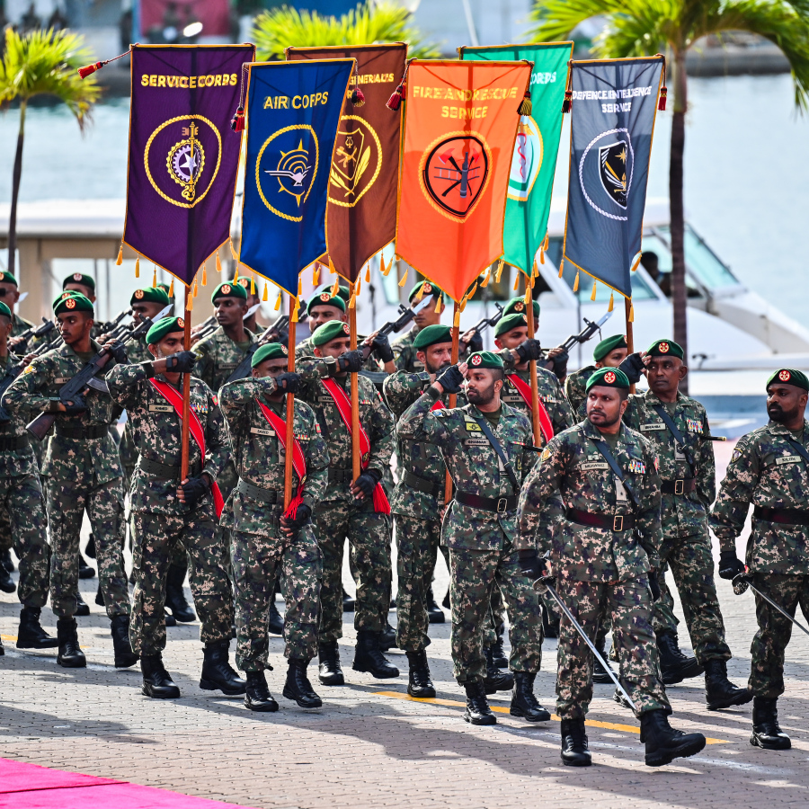 މި އަހަރުގެ މިނިވަންދުވަހާ ގުޅިގެން މިއަދު ޖުމްހޫރީ މައިދާނުގައި ބޭއްވި ރަސްމިއްޔާތުގައި ސިފައިންގެ ޕެރޭޑު ކުރިއަށް ގެންދަނީ.--- ފޮޓޯ: ފަޔާޒް މޫސާ | މިހާރު