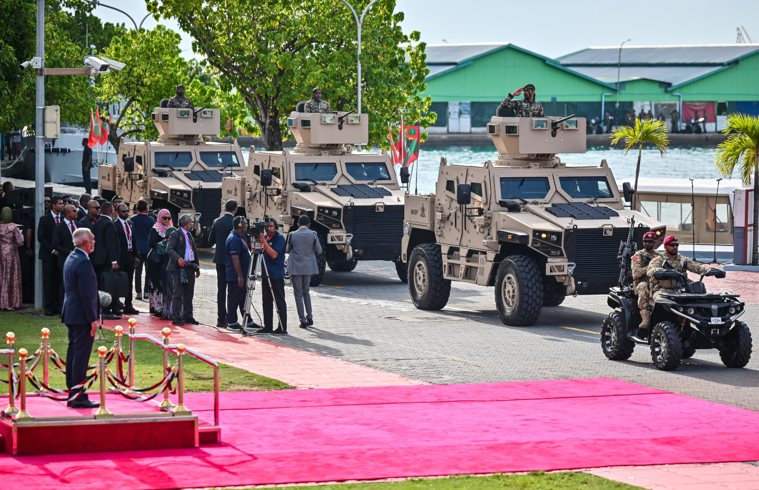 މި އަހަރުގެ މިނިވަންދުވަހާ ގުޅިގެން މިއަދު ޖުމްހޫރީ މައިދާނުގައި ބޭއްވި ރަސްމިއްޔާތުގައި ސިފައިންގެ ޕެރޭޑުގައި ރާއްޖޭގައި ގެންގުޅޭ އާމަޑް ވެހިކަލްތައް ދައްކާލާއިރު ރައީސް މުއިއްޒު އެ ޕެރޭޑު ބައްލަވައިލައްވަނީ.--- ފޮޓޯ: ފަޔާޒު މޫސާ | މިހާރު