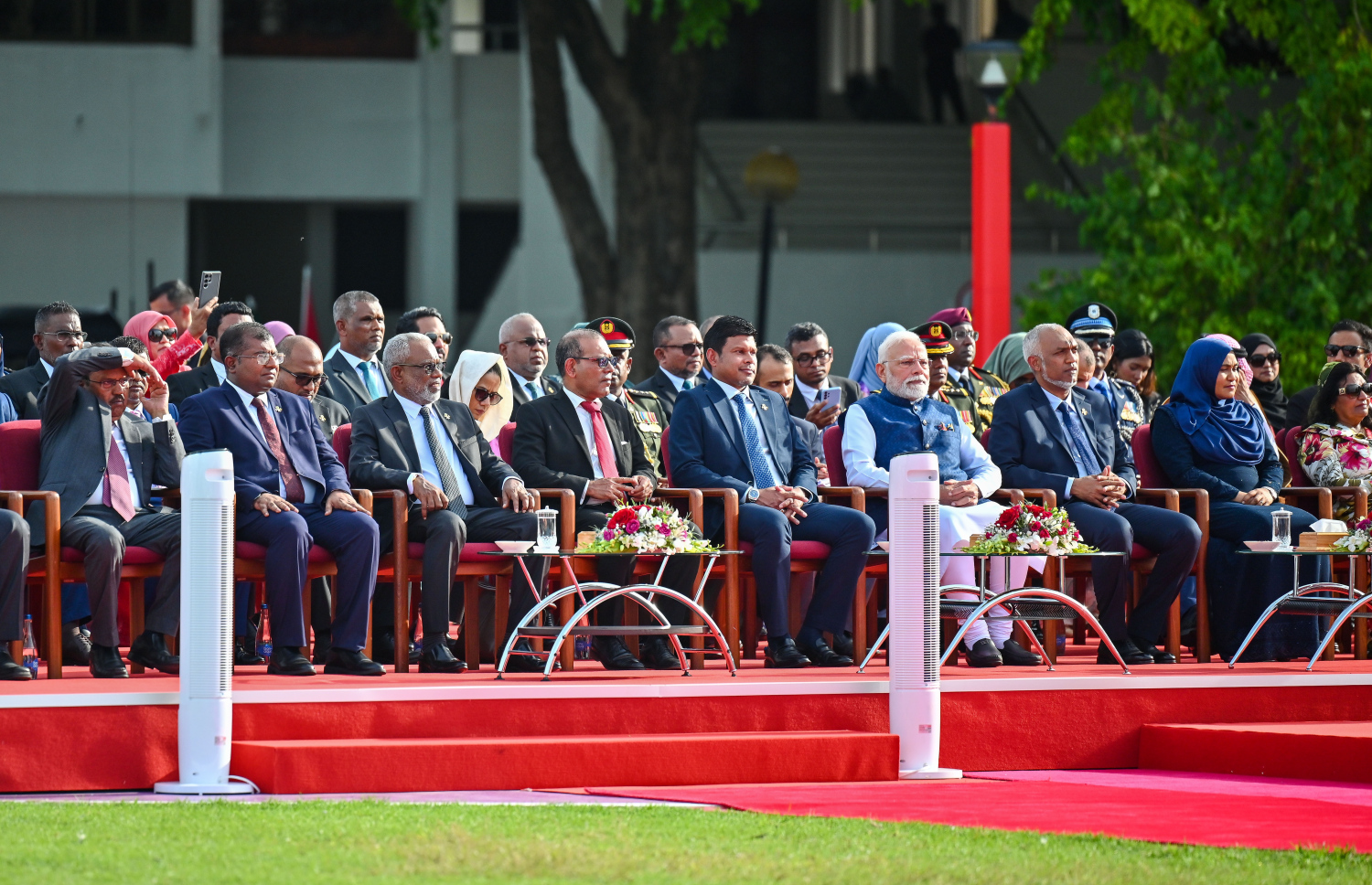 މިނިވަން ދުވަސް ފާހަގަކުރަން ޖުމްހޫރީ މައިދާނުގައި ބޭޢްވި ހަރަކާތްތައް ރައީސް މުއިއްޒާއި އެ މަނިކުފާނުގެ އަނބިކަނބަލުން ސާޖިދާ އަދި އިންޑިއާގެ ބޮޑުވަޒީރު މޯދީ މިއަދު ބައްލަވާލައްވަނީ.-- ފޮޓޯ: ފަޔާޒު މޫސާ/ މިހާރު