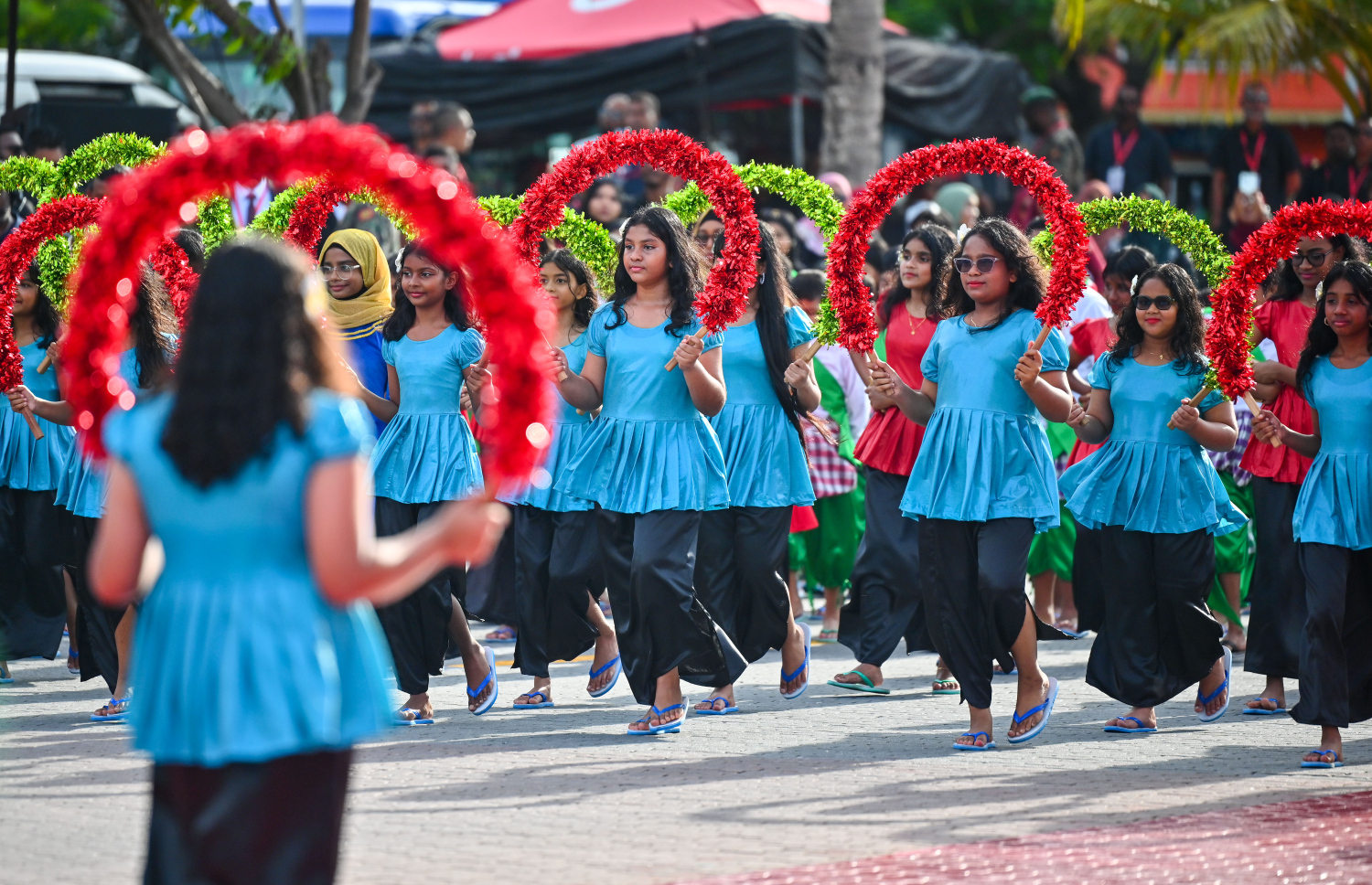 މިނިވަން ދުވަސް ފާހަގަކުރަން ޖުމްހޫރީ މައިދާނުގައި ބޭއްވި ހަރަކާތުގައި ސްކޫލް ކުދިންތަކެއް މިއަދު ނަށަނީ.-- ފޮޓޯ: ފަޔާޒު މޫސާ/ މިހާރު