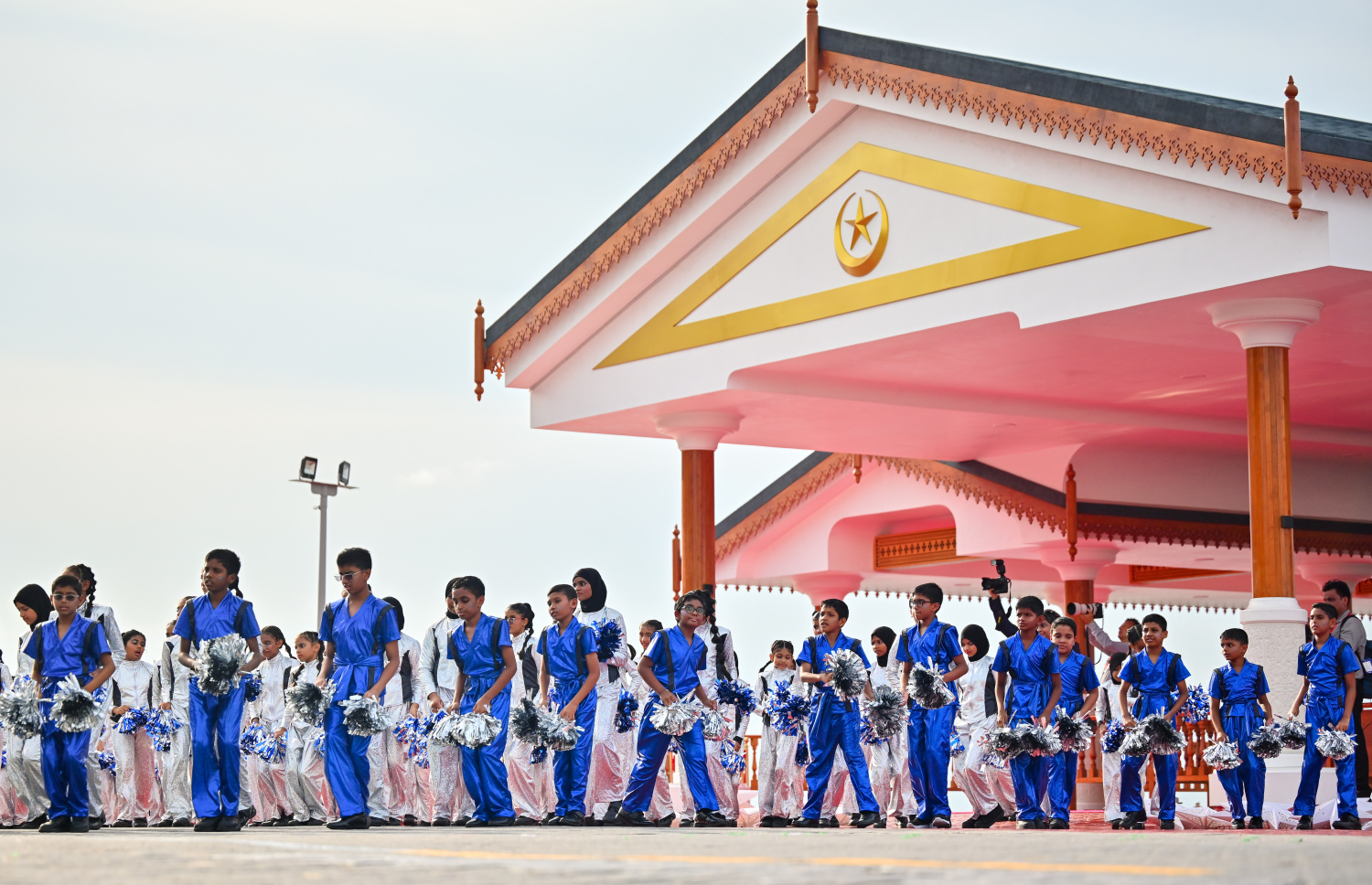 މިނިވަން ދުވަސް ފާހަގަކުރަން ޖުމްހޫރީ މައިދާނުގައި ބޭއްވި ހަރަކާތުގައި ސްކޫލް ކުދިންތަކެއް މިއަދު ނަށަނީ.-- ފޮޓޯ: ފަޔާޒު މޫސާ/ މިހާރު